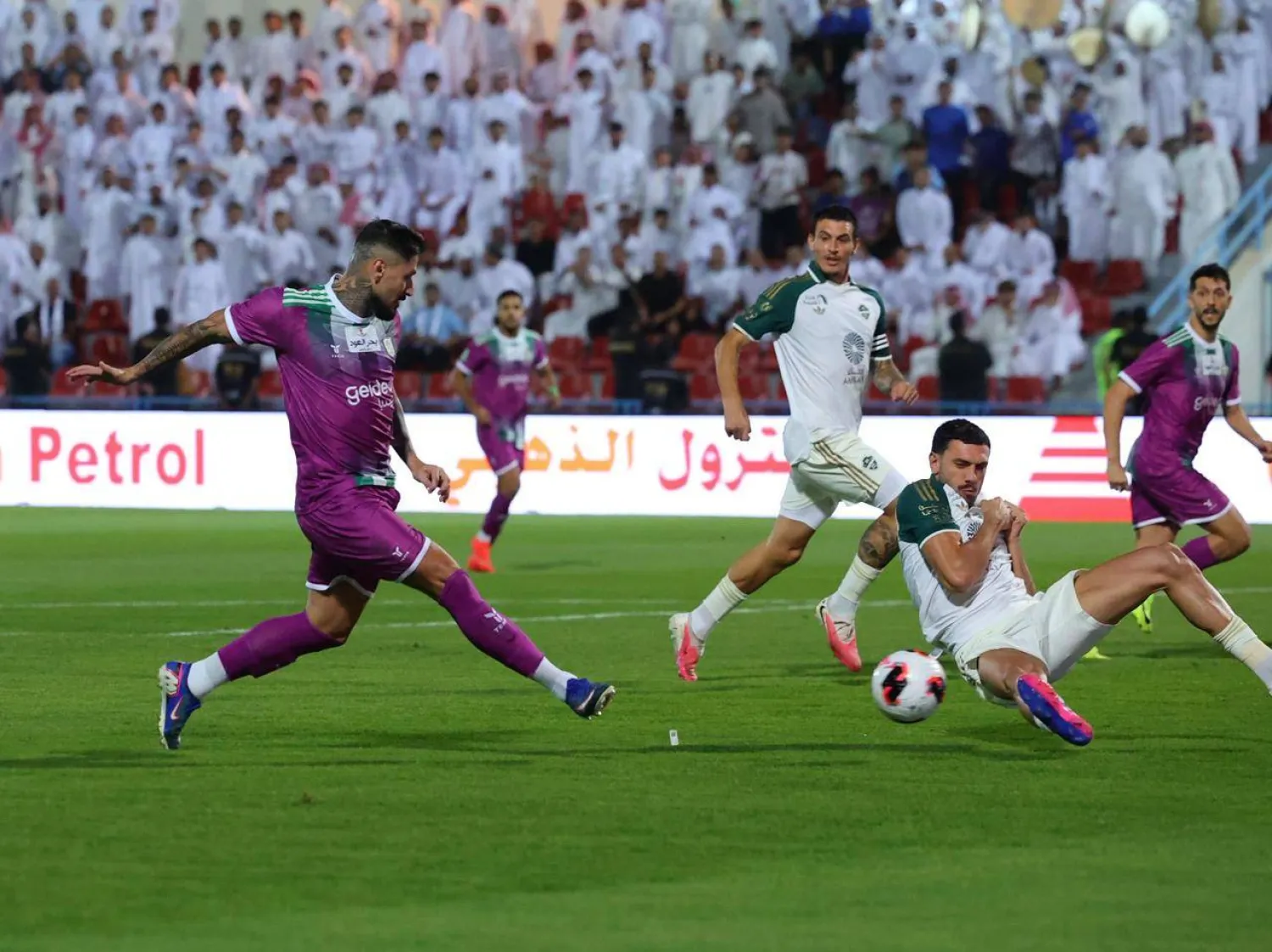 جانب من مباراة الأنوار والأهلي (الشرق الأوسط)