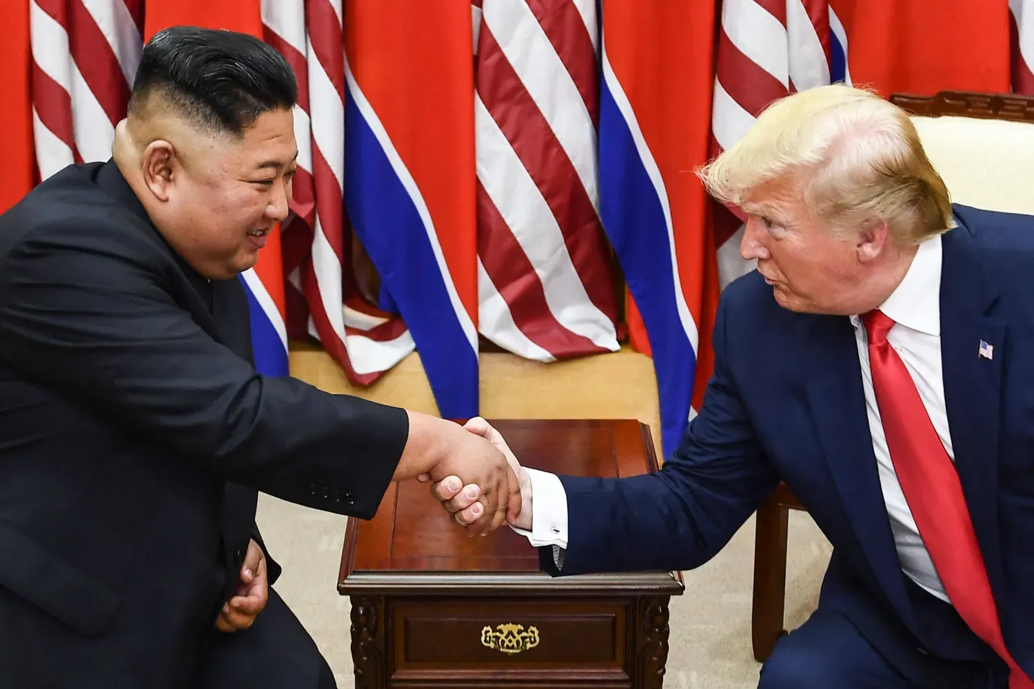ABD Başkanı Donald Trump ile Kuzey Kore lideri Kim Jong-un, 30 Haziran 2019'da iki Kore arasındaki askeri sınır çizgisinde bir araya gelirken (AFP)