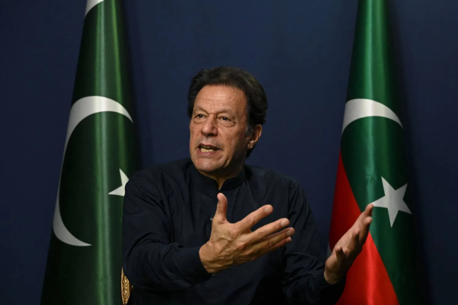 عمران خان كما ظهر بمقر إقامته في لاهور عام 2023 (أ.ف.ب)