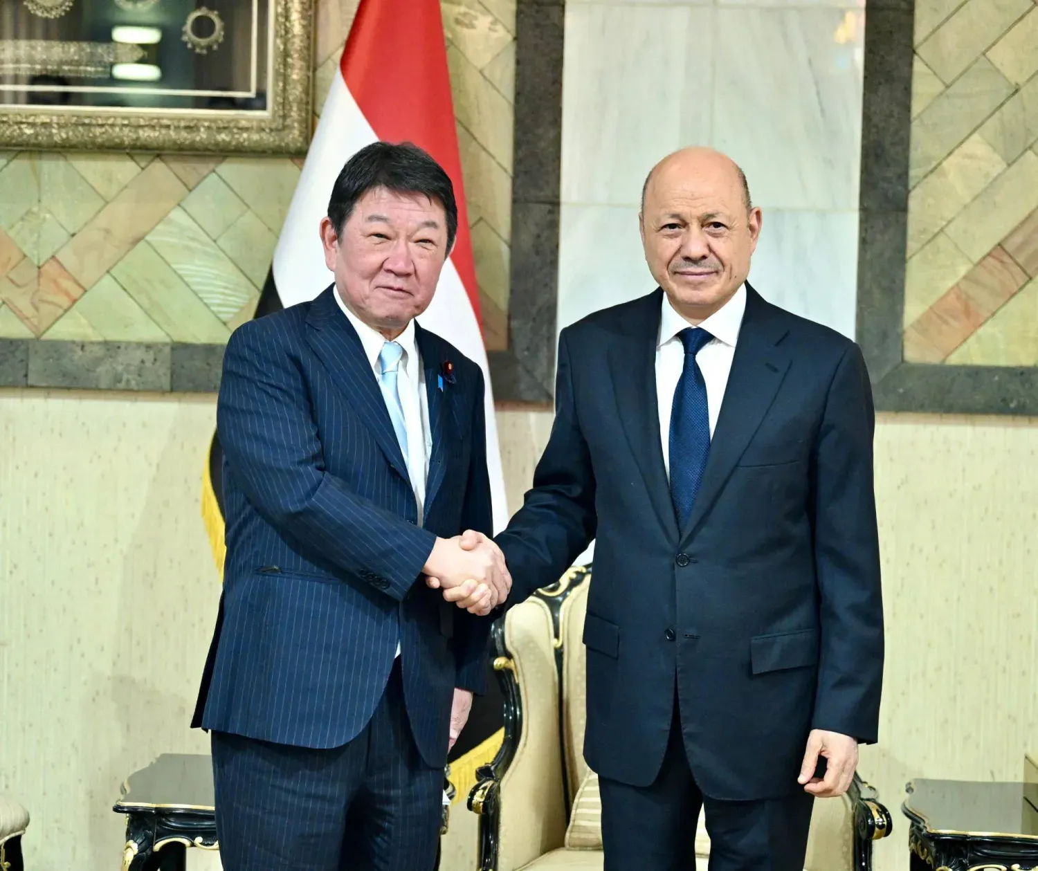 Yemen Başkanlık Konseyi Başkanı Reşad el-Alimi, Japonya Dışişleri Bakanı Toshimitsu Motegi ile bir araya geldi. (Reuters)