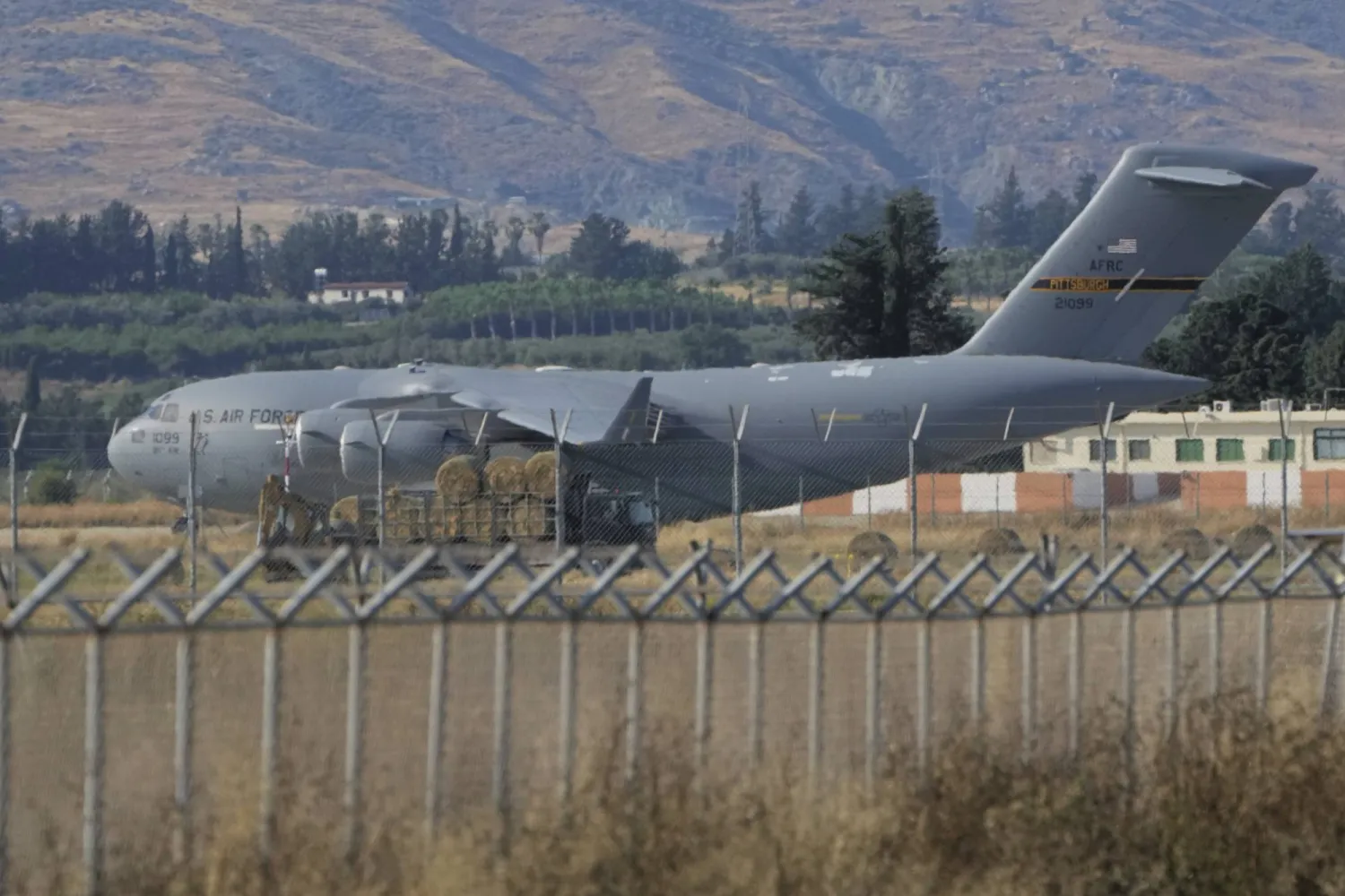 مقاتلة غلوب ماستر سي-17 الأميركية لدى هبوطها في مطار قبرص العسكري 18 يونيو الماضي (أ ب)