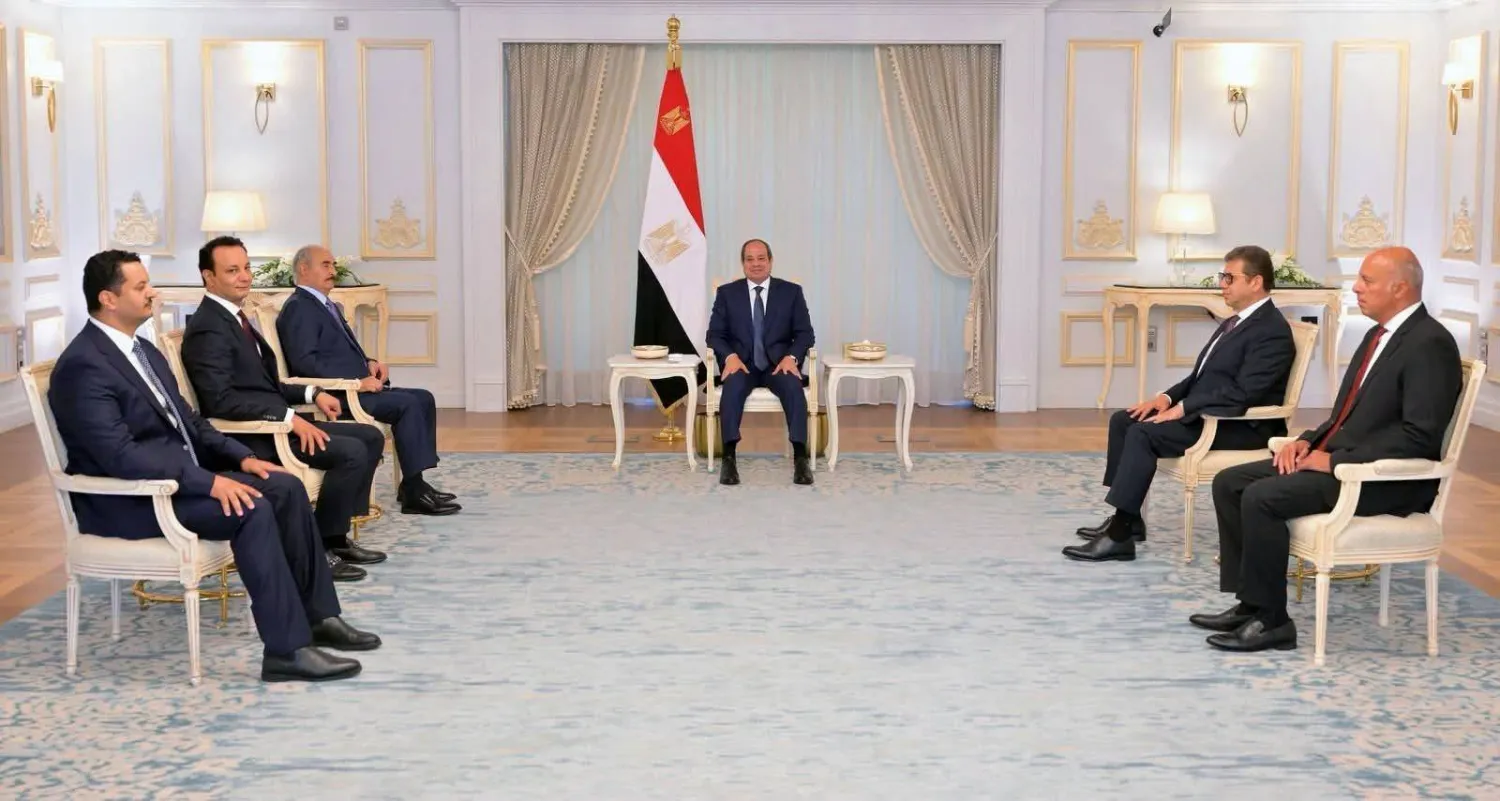 السيسي خلال استقباله حفتر في العلمين بمصر أمس الأربعاء (الرئاسة المصرية)
