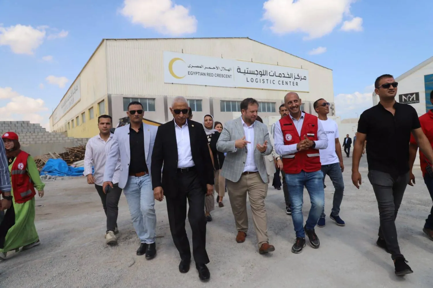 جولة لوزير الدولة والتنمية البريطاني في مخازن المساعدات اللوجستية بالعريش شمال شرقي مصر يوم الأربعاء (محافظة شمال سيناء)