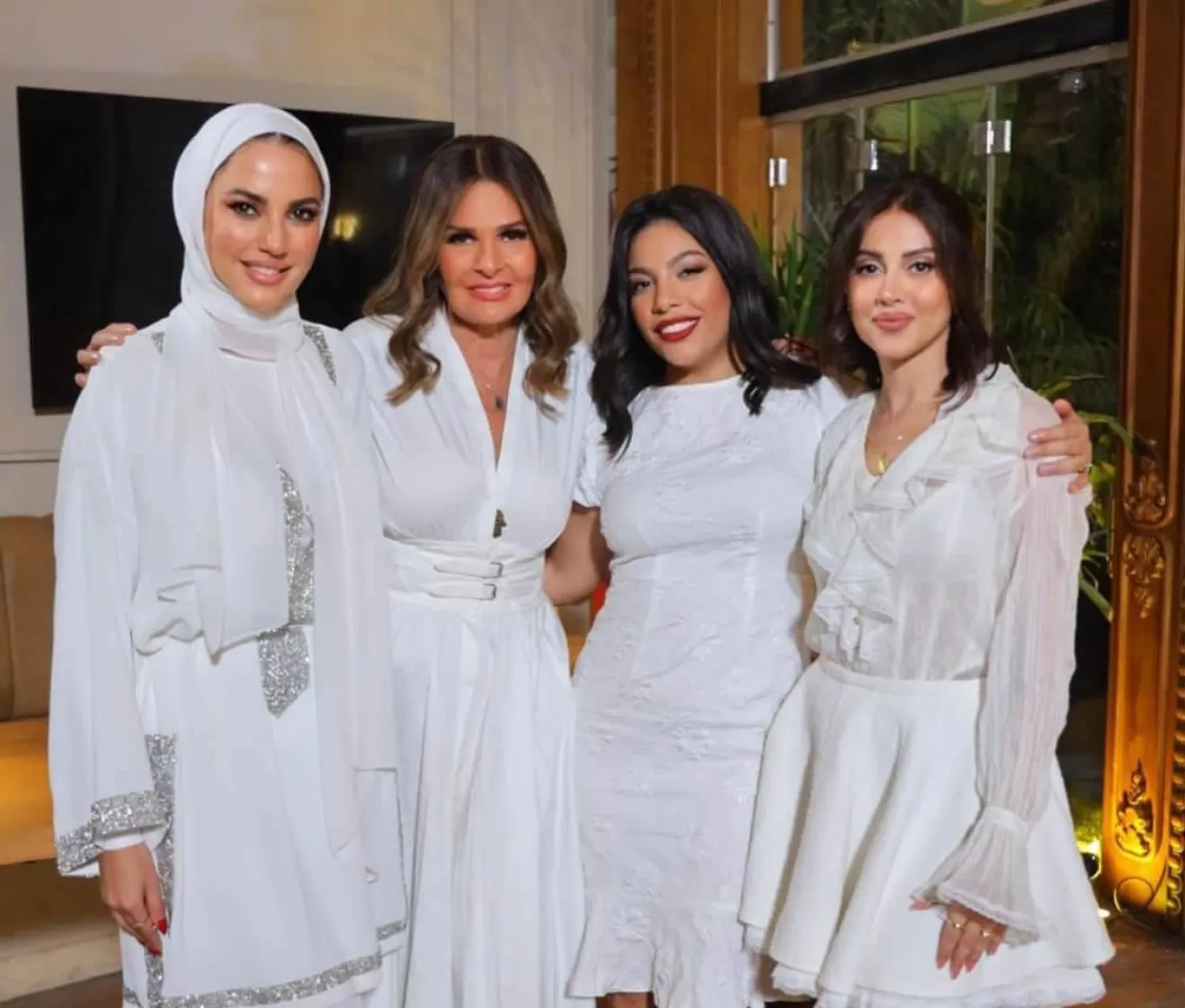 يسرا تتوسط البطلات دُرة وياسمين رئيس ودنيا سامي في لقطة من الفيلم (الشركة المنتجة)