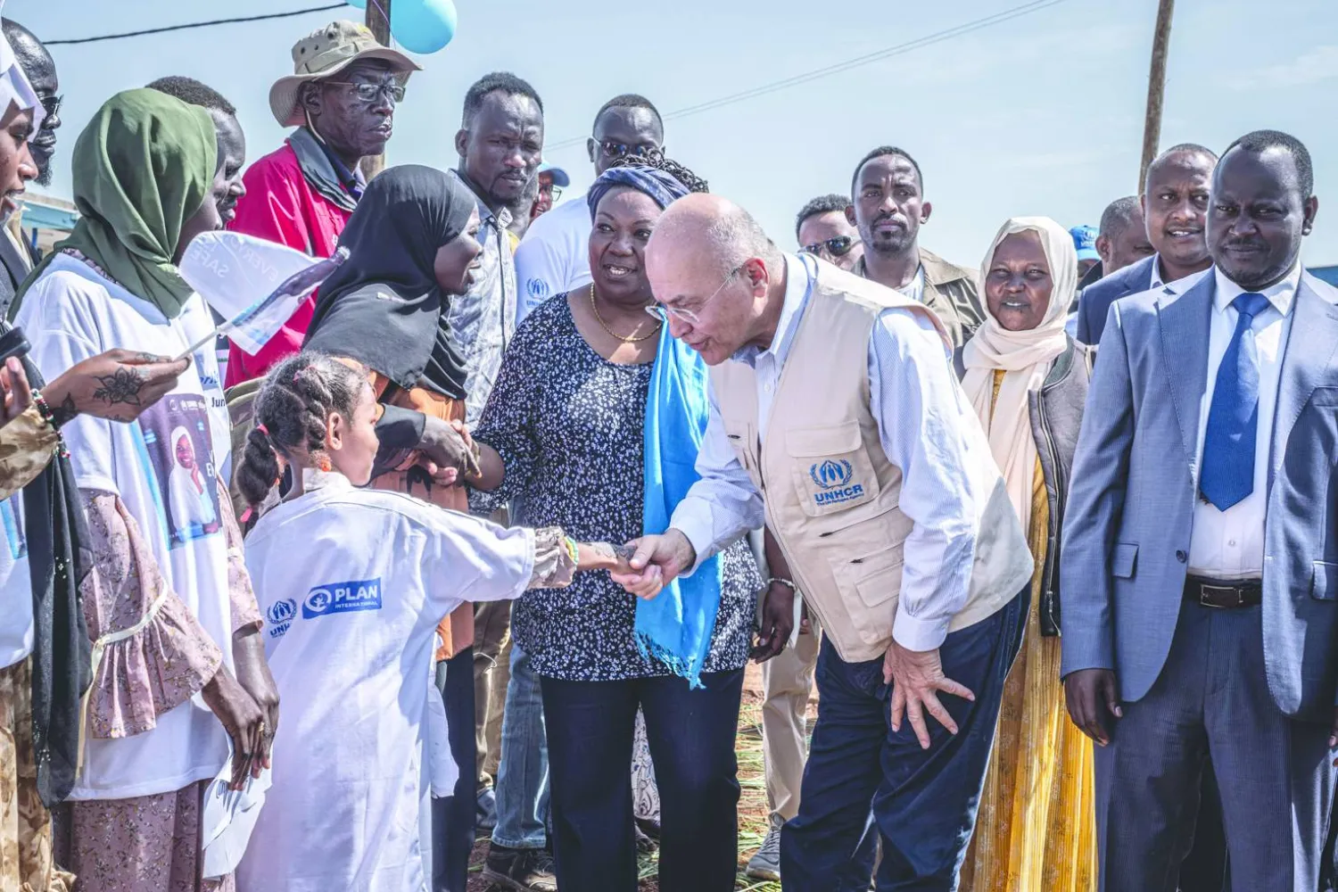 برهم صالح ممثل الأمم المتحدة يرحب باللاجئين السودانيين في مخيم أورا للاجئين بإثيوبيا يوم 20 يونيو (أ.ف.ب)