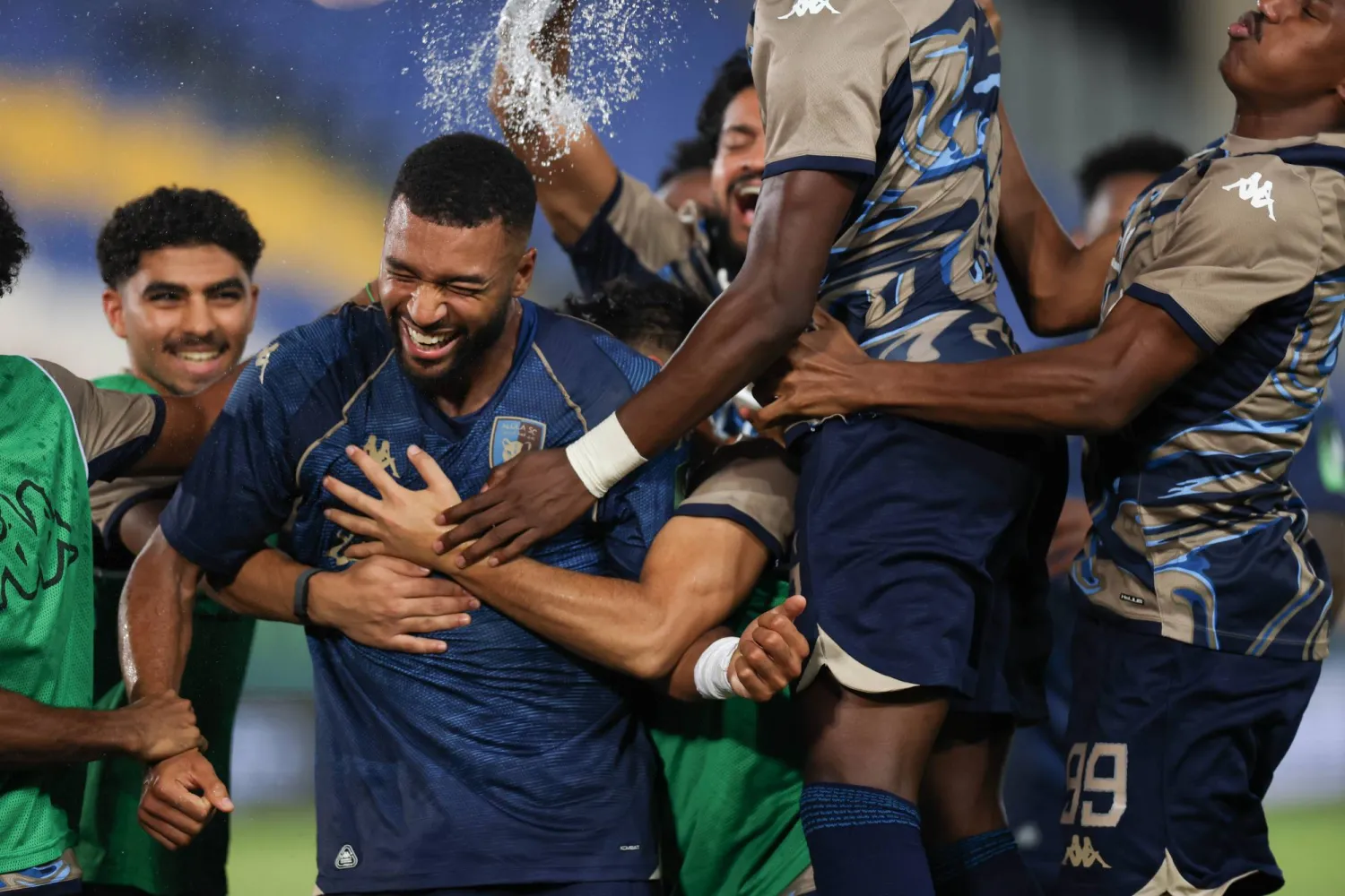 لاعبو العلا يحتفلون مع زميلهم سيلا سو بعد تسجيله الهدف (تصوير: عدنان مهدلي)
