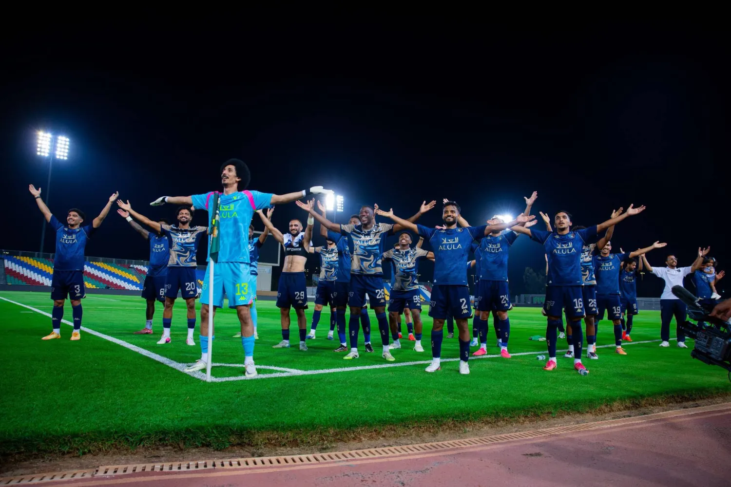 لاعبو العلا يحتفلون بالتأهل إلى ثمن نهائي كأس الملك (موقع النادي)