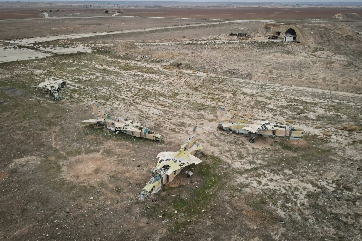 طائرات تابعة للقوات الجوية السورية خرجت من الخدمة في قاعدة أبوالظهور الجوية العسكرية شرق إدلب في أعقاب استيلاء مقاتلي المعارضة السورية على المنطقة يوم السبت 7 ديسمبر2024 (إ.ب)