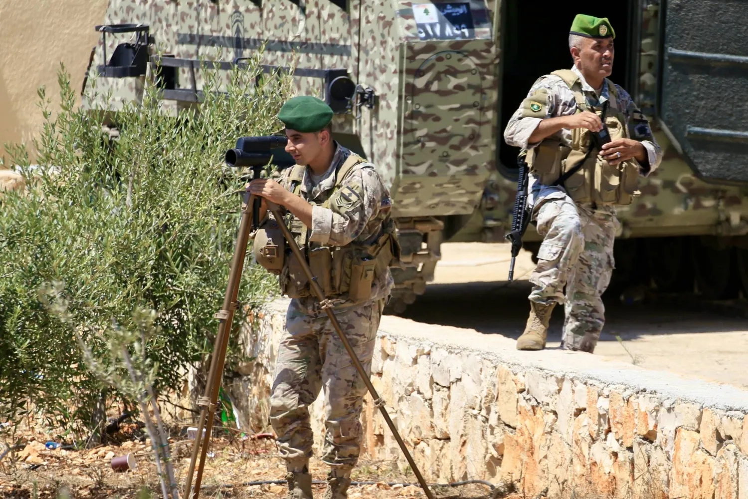 جنود من الجيش اللبناني يراقبون تحركات القوات الإسرائيلية المتمركزة في قرية زوطر الشرقية المقابلة جنوب لبنان (إ.ب.أ)