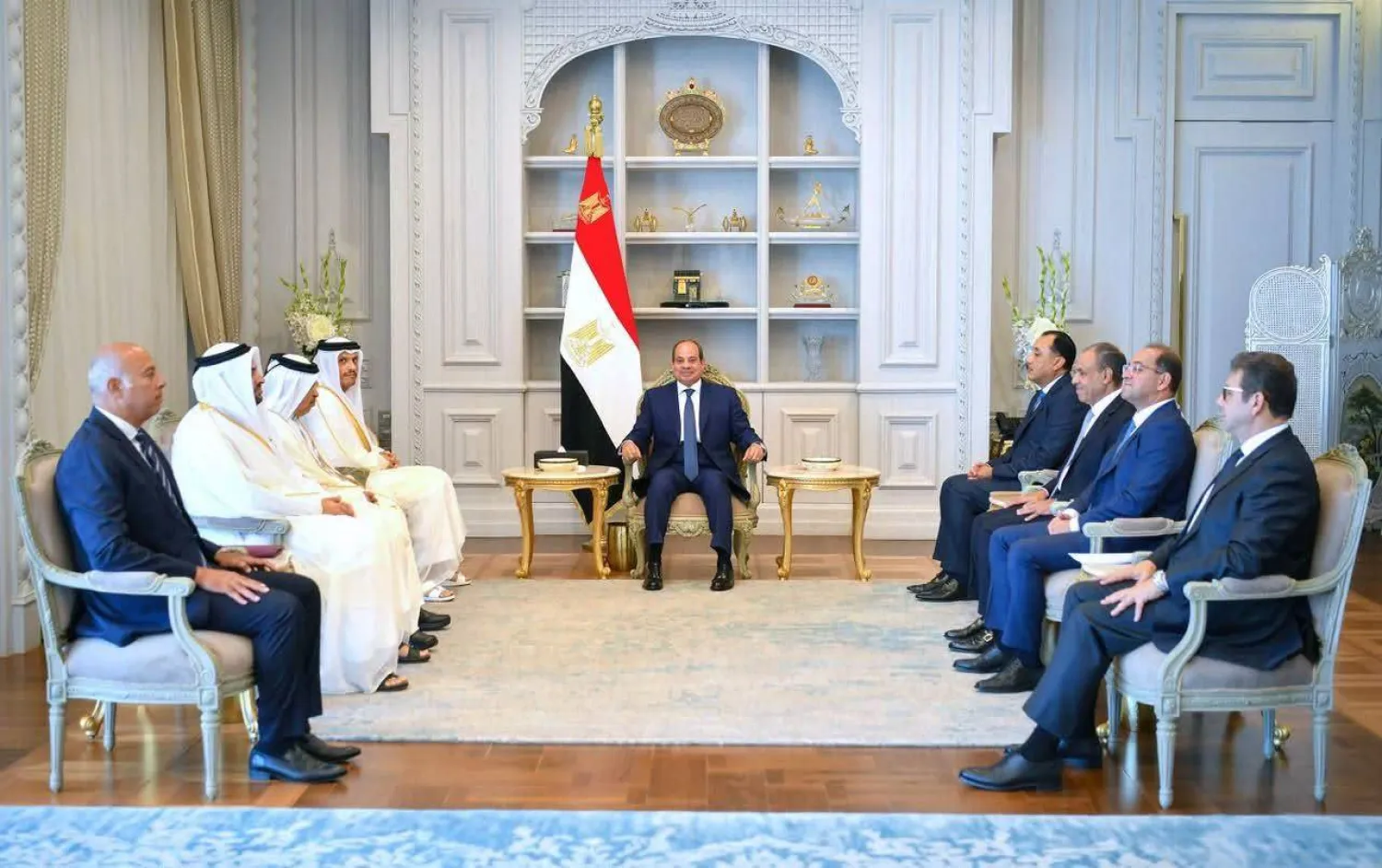 الرئيس المصري عبد الفتاح السيسي خلال استقباله رئيس الوزراء القطري الشيخ محمد بن عبد الرحمن بن جاسم (الرئاسة المصرية)