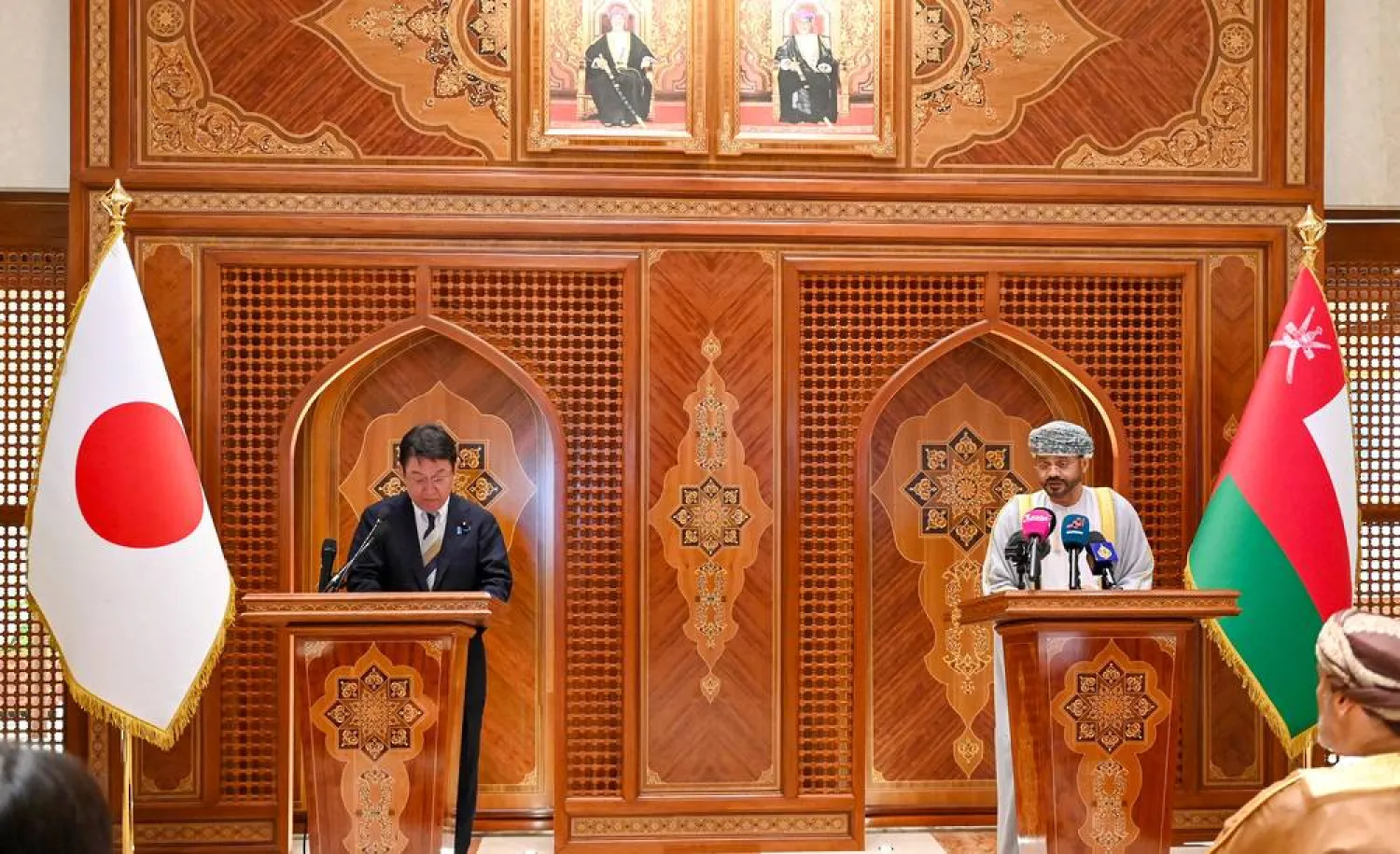 بدر بن حمد البوسعيدي وزير الخارجية العماني ونظيره الياباني توشيميتسو موتيجي خلال مؤتمر صحافي في مسقط (العمانية)