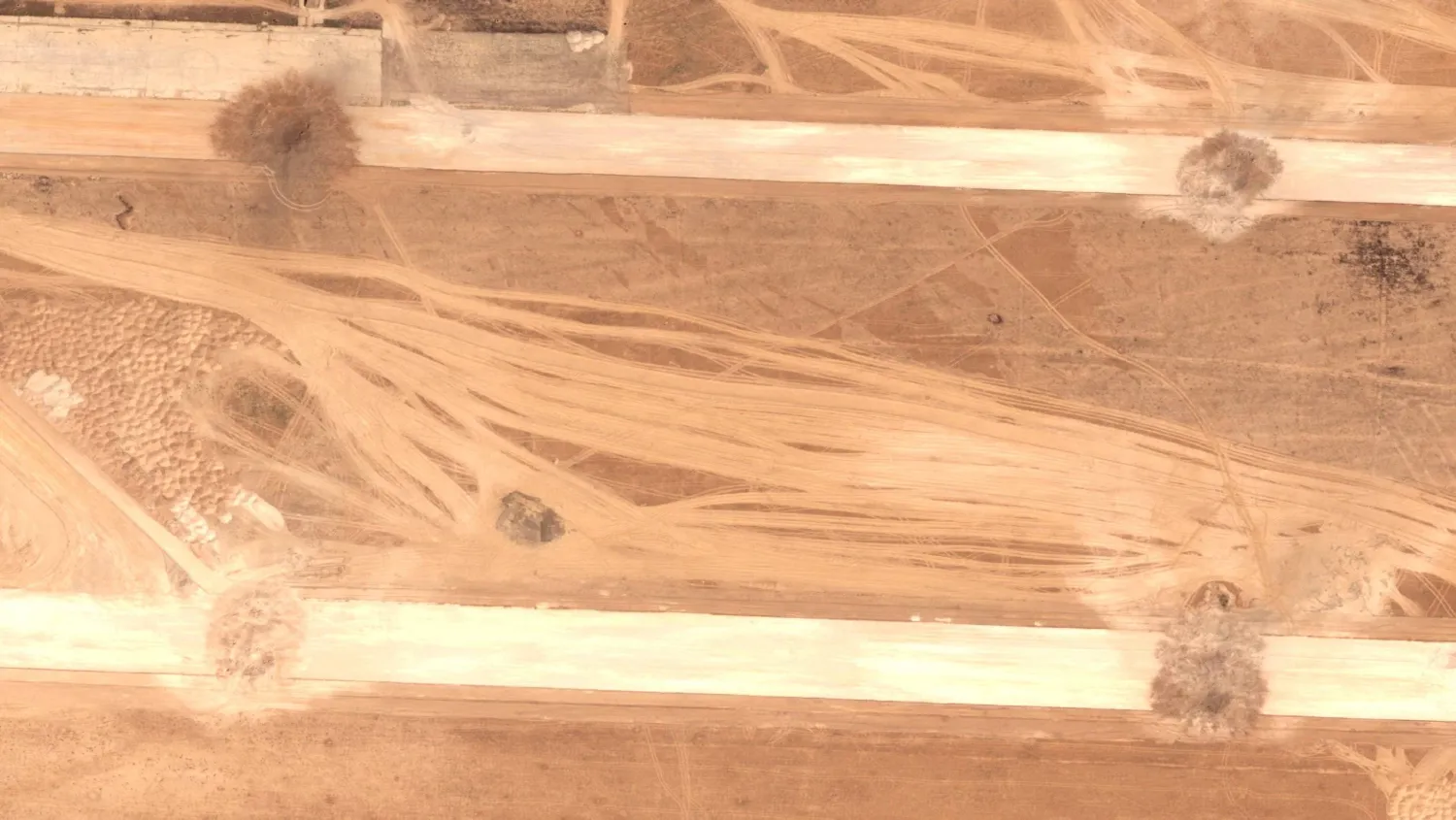 مدارج قاعدة أبو الظهور الجوية قرب حلب السورية تظهر بعد هجوم إسرائيلي (رويترز)