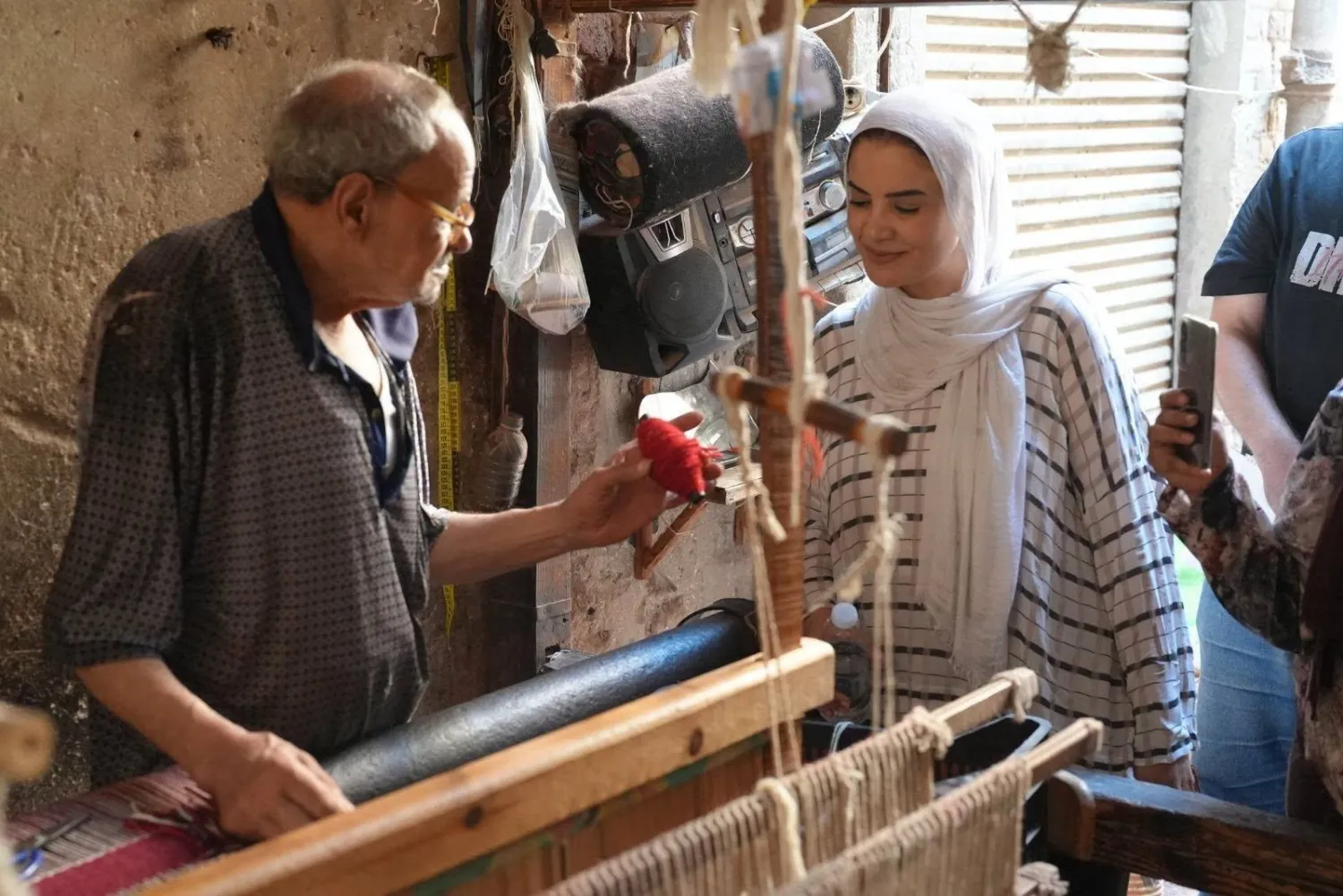 جانب من العمل الميداني الذي يجمع بين توثيق الحرفة ورصد واقع ممارسيها (الشرق الأوسط)