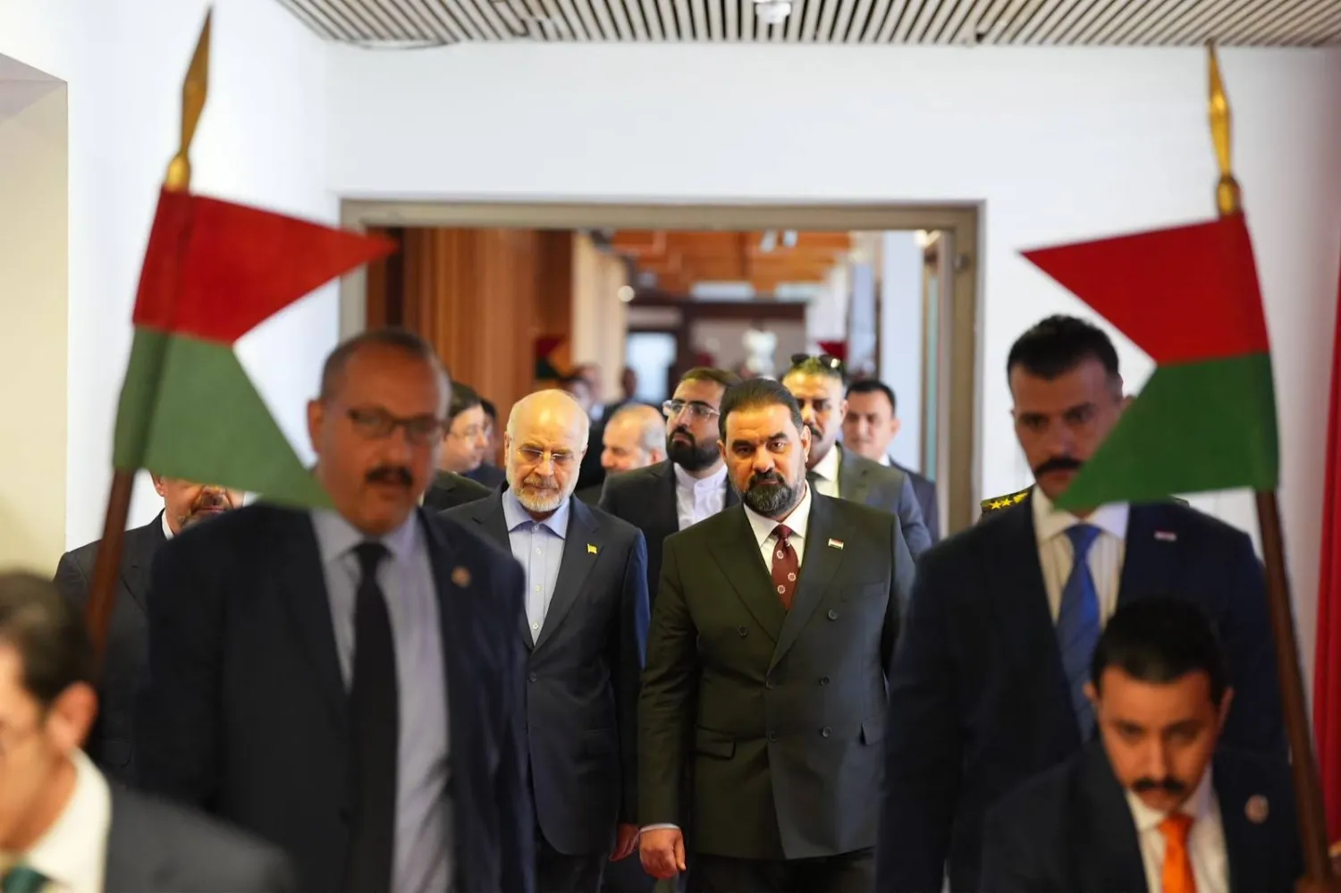 رئيس البرلمان العراقي هيبت الحلبوسي مع رئيس البرلمان الإيراني محمد باقر قاليباف عند مدخل المجلس (موقع المجلس)