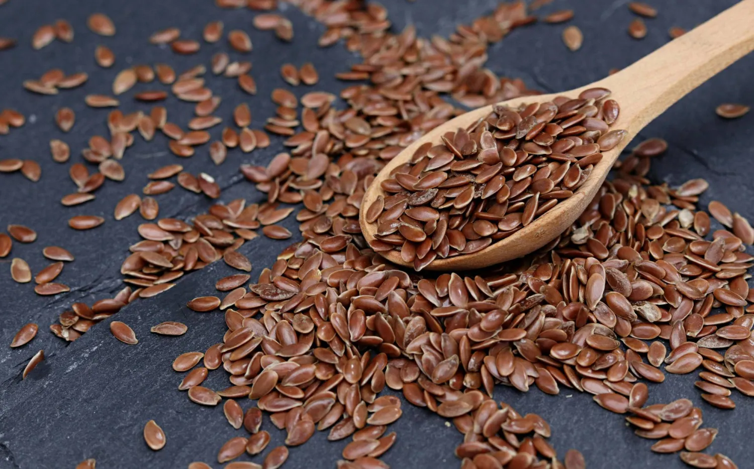 بذور الكتان تتميَّز بغناها بالألياف ما يساعد على إبطاء الهضم (بيكسلز)
