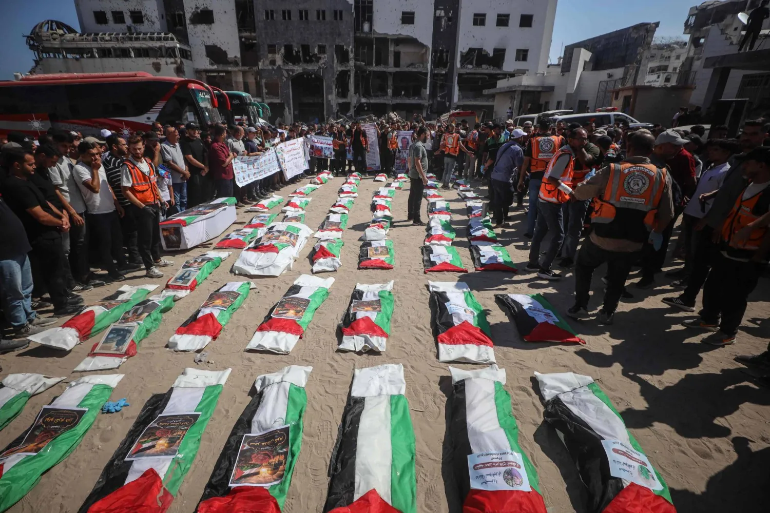 مشيعون يلتفون حول بقايا فلسطينيين قتلوا في ضربات خلال حرب غزة قبيل دفنهم بمدينة غزة يوم الخميس (أ.ف.ب)