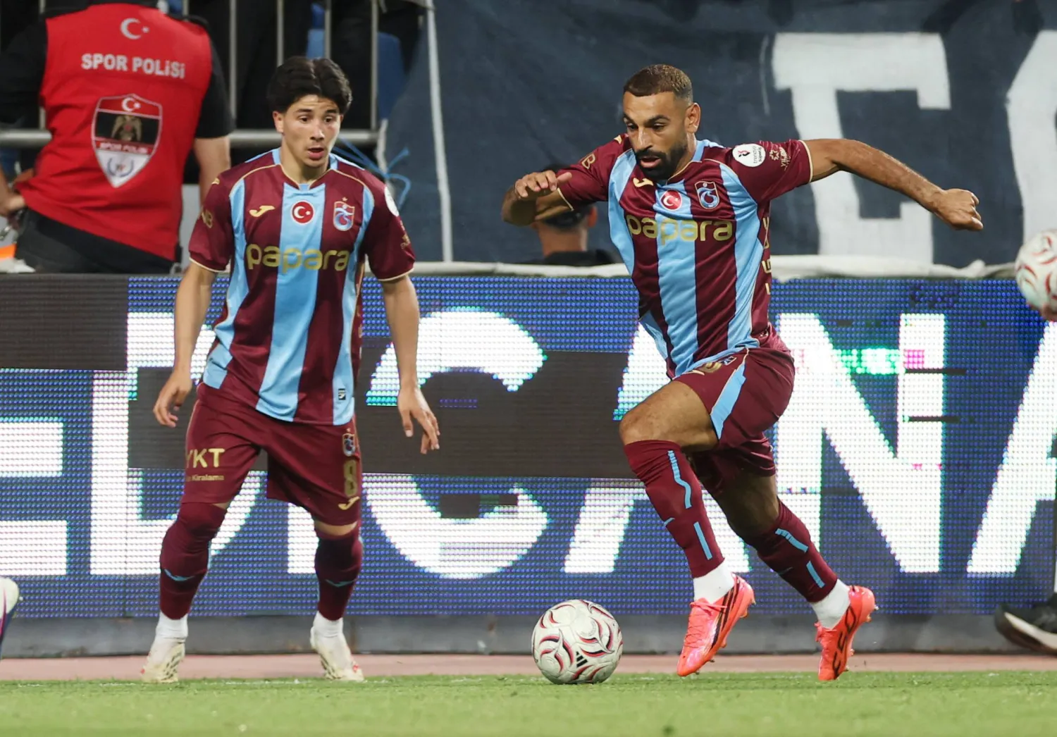 محمد صلاح لاعب طرابزون سبور خلال المباراة (رويترز)