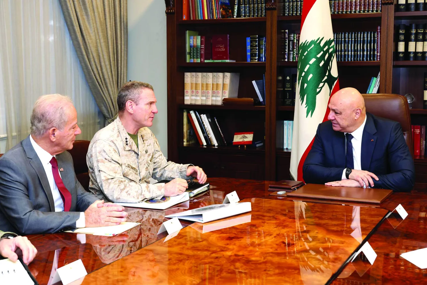
الرئيس اللبناني جوزيف عون يستقبل رئيس مجموعة التنسيق العسكري الخاصة بلبنان الجنرال جوزيف كليرفيلد بحضور السفير الأميركي ميشال عيسى (الرئاسة اللبنانية)