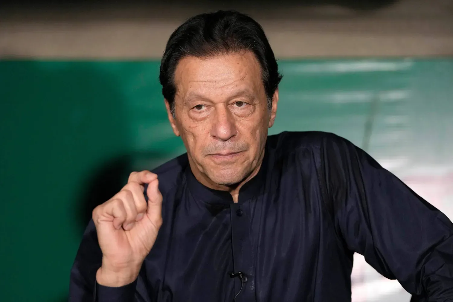 Pakistan Eski Başbakanı Imran Han, 18 Mayıs 2023 tarihinde Pakistan'ın Lahor kentindeki evinde düzenlediği basın toplantısında (AP)