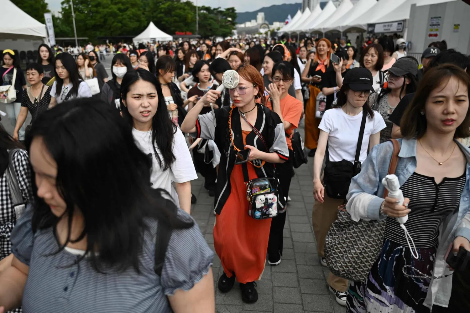 Fans arrive to attend a concert by K-pop boy band Stray Kids, which kicked off the band’s “Run It” world tour, in Seoul on July 25, 2026. (Photo by GREG BAKER / AFP)