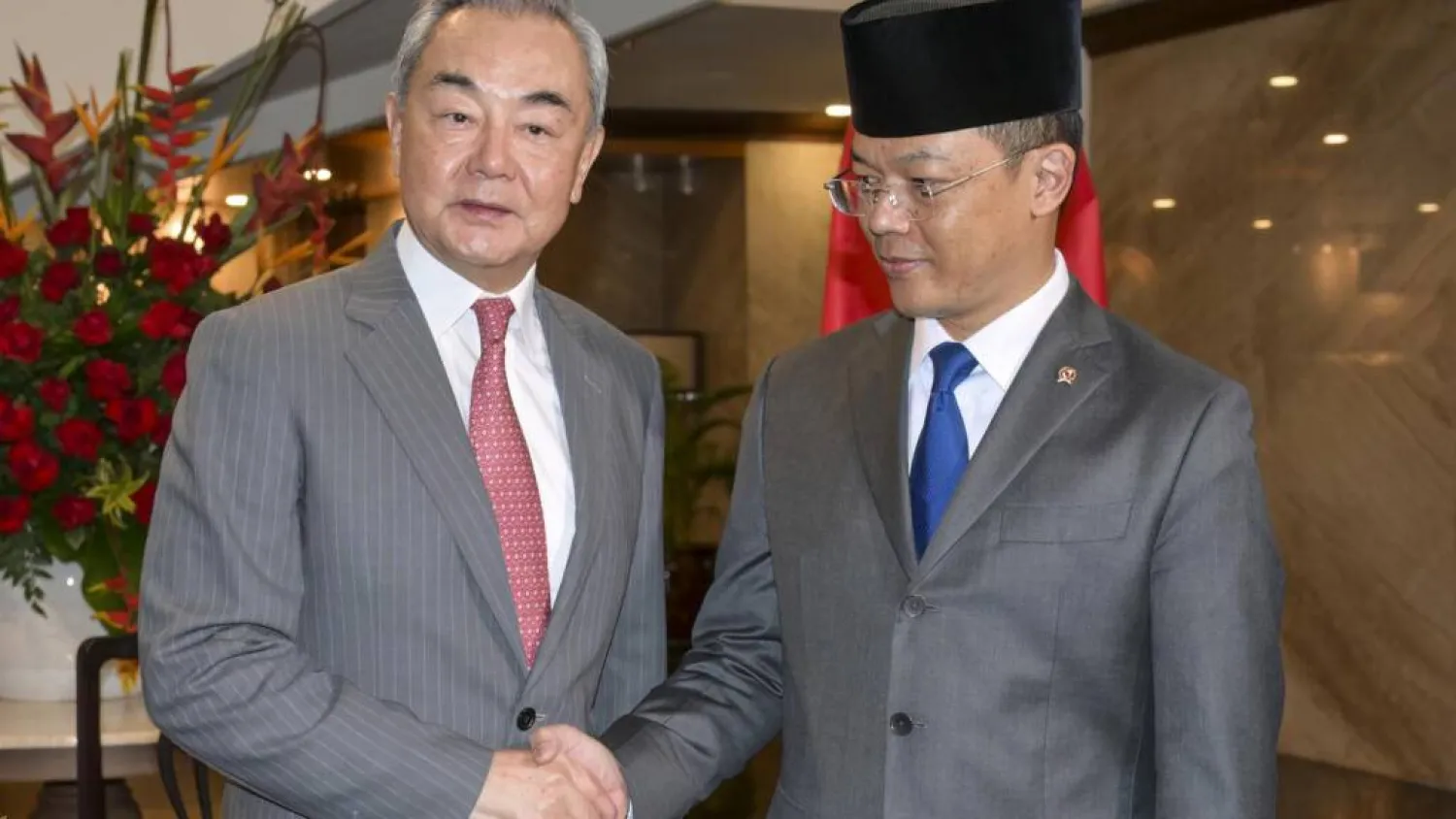 Indonesian Foreign Minister Sugiono (R) welcomes Chinese Foreign Minister Wang Yi during the Comprehensive Strategic Dialogue meeting at the Ministry of Foreign Affairs in Jakarta on August 21, 2026. BAY ISMOYO / AFP
