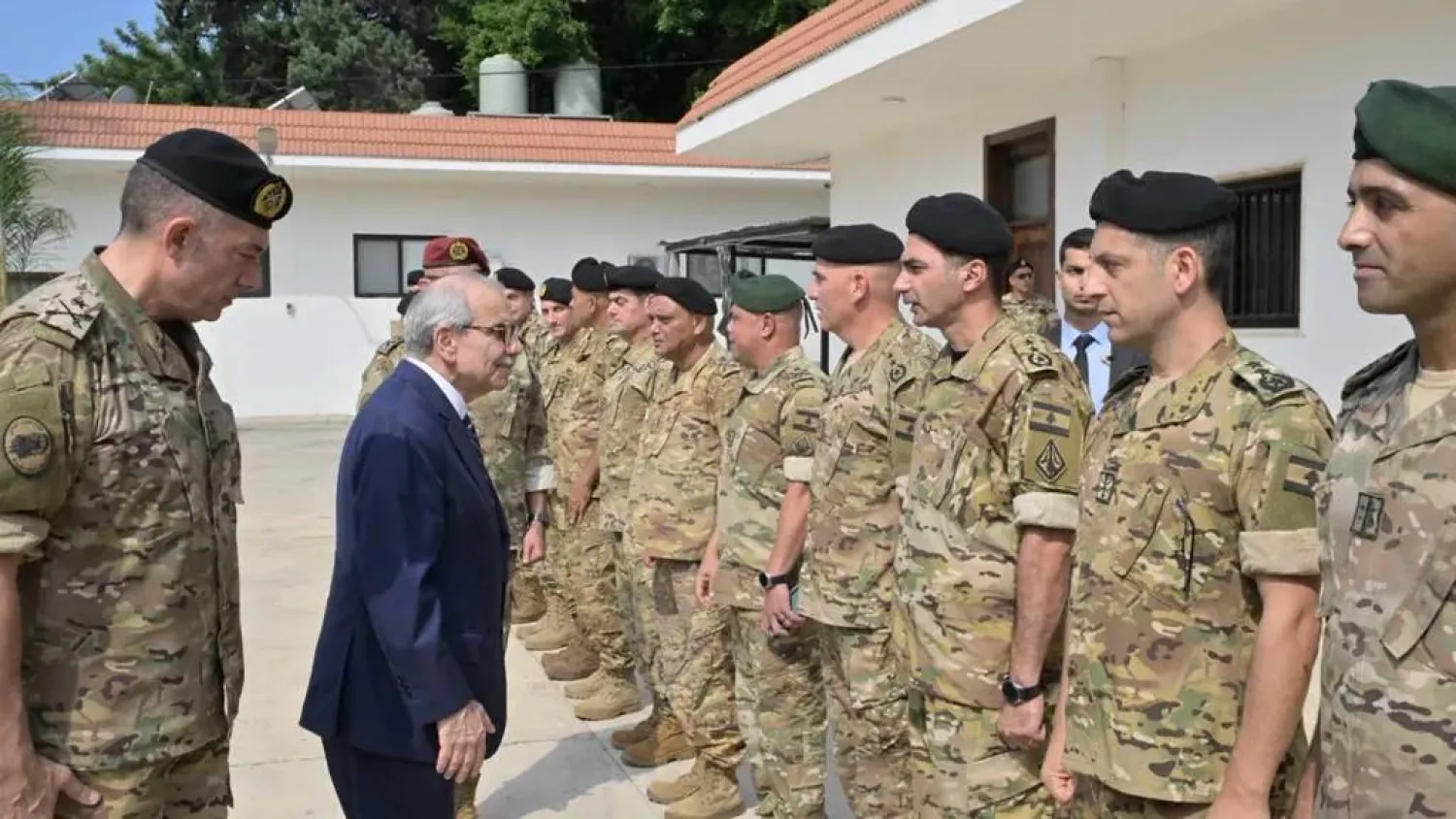رئيس الحكومة اللبناني نواف سلام خلال زيارته الجيش اللبناني في جنوب البلاد اليوم (الوكالة الوطنية للإعلام)