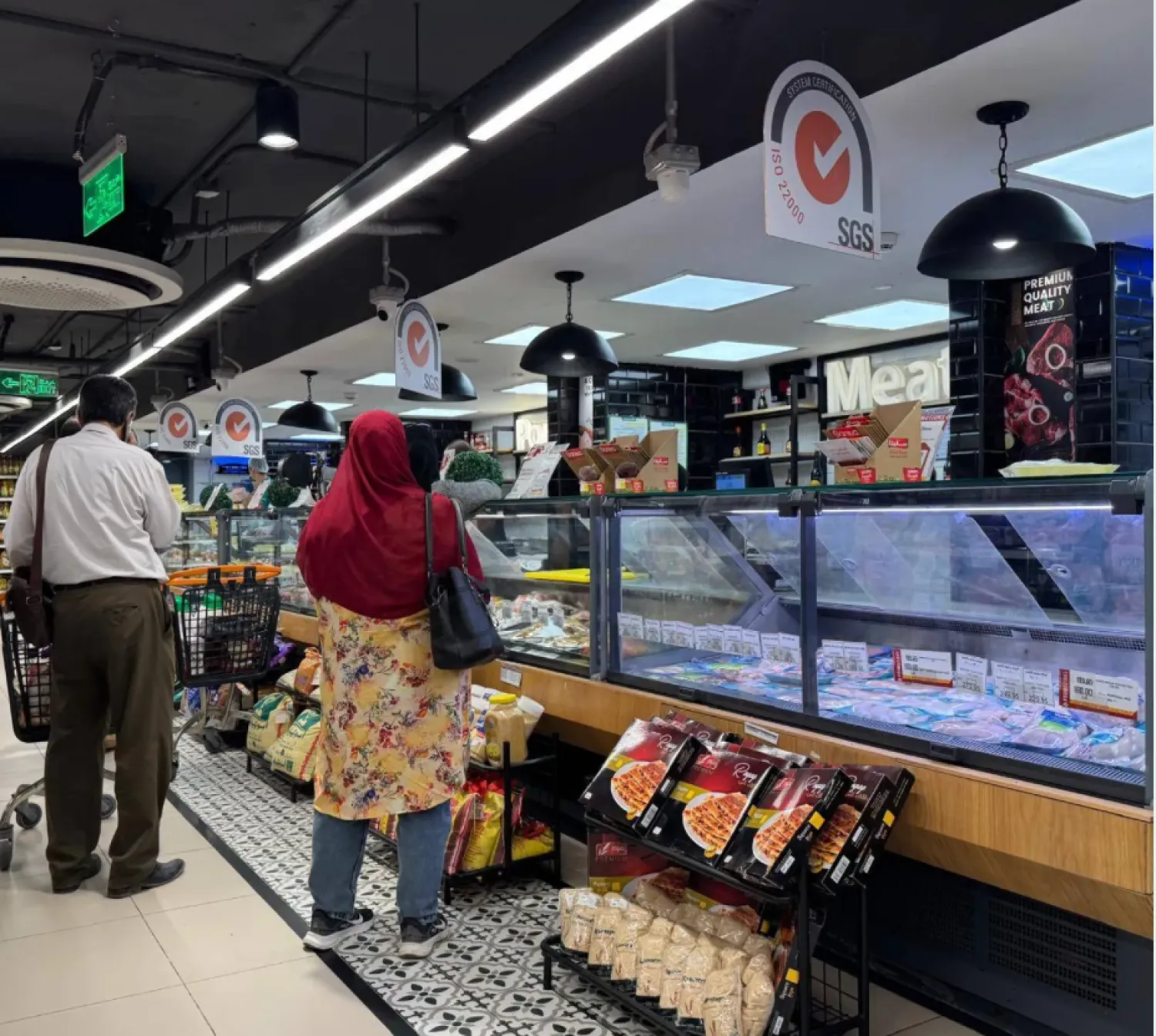 متسوقون مصريون في سوبر ماركت بالجيزة (الشرق الأوسط)