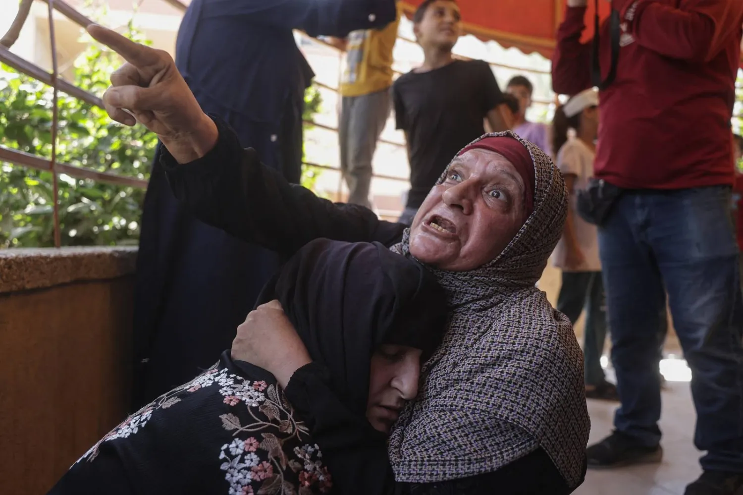 امرأة فلسطينية خلال جنازة سيدة قُتلت في غارة إسرائيلية قرب مستشفى ناصر في خان يونس (أرشيفية - أ.ف.ب)