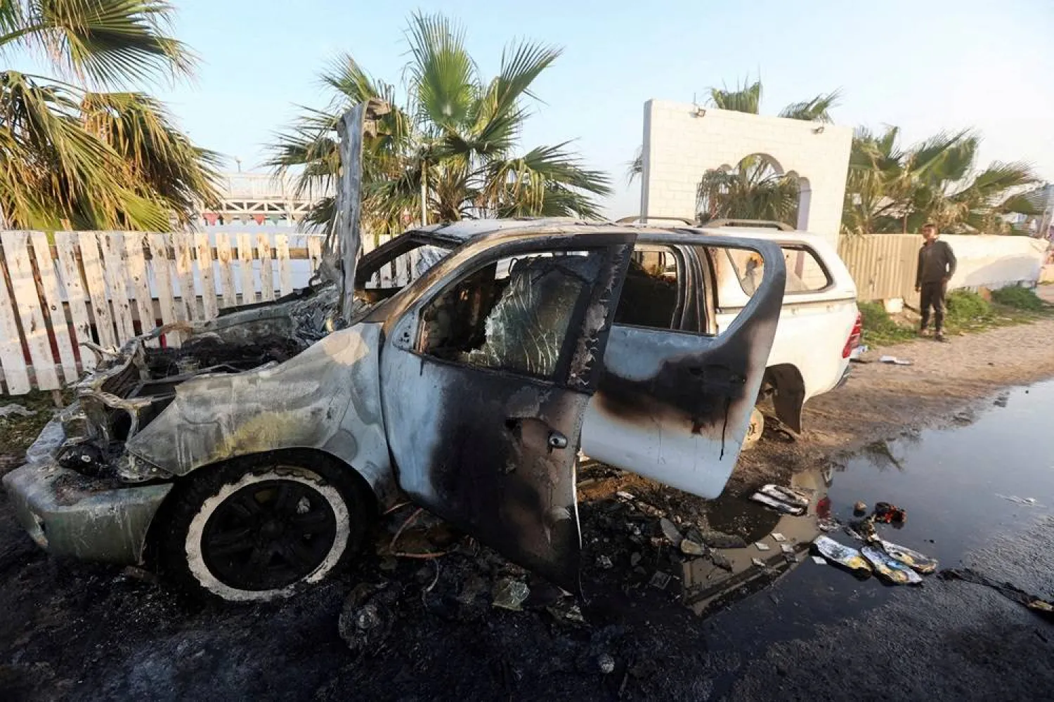 شخص ينظر إلى مركبة قُتل فيها موظفون من منظمة «وورلد سنترال كيتشن» في غارة جوية إسرائيلية في دير البلح وسط قطاع غزة في 2 أبريل 2024 (أرشيفية - رويترز)