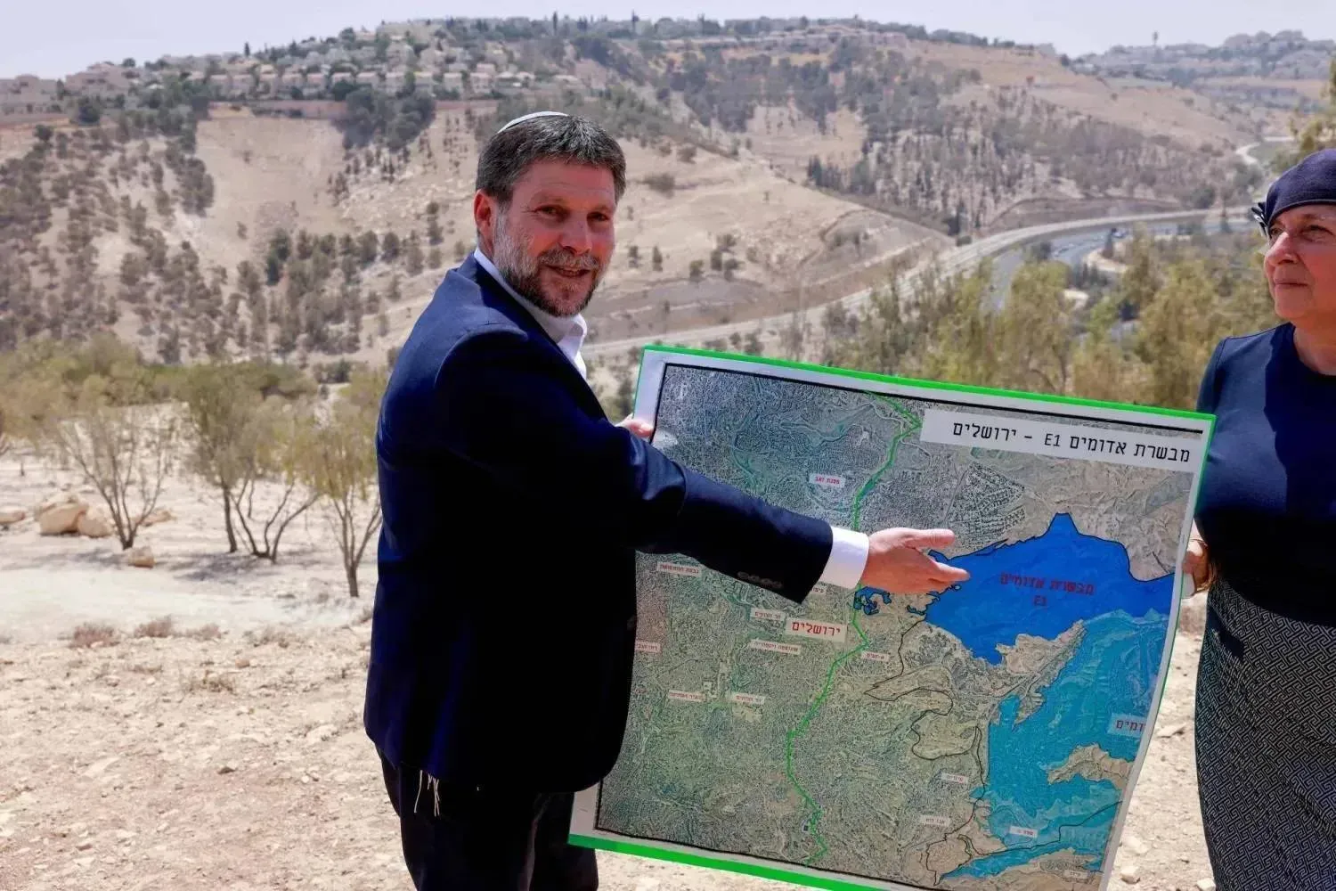 İsrail'in aşırı sağcı maliye bakanı Bezalel Smotrich, Batı Şeria'daki "E1" bölgesinin haritasını gösteriyor (AFP)