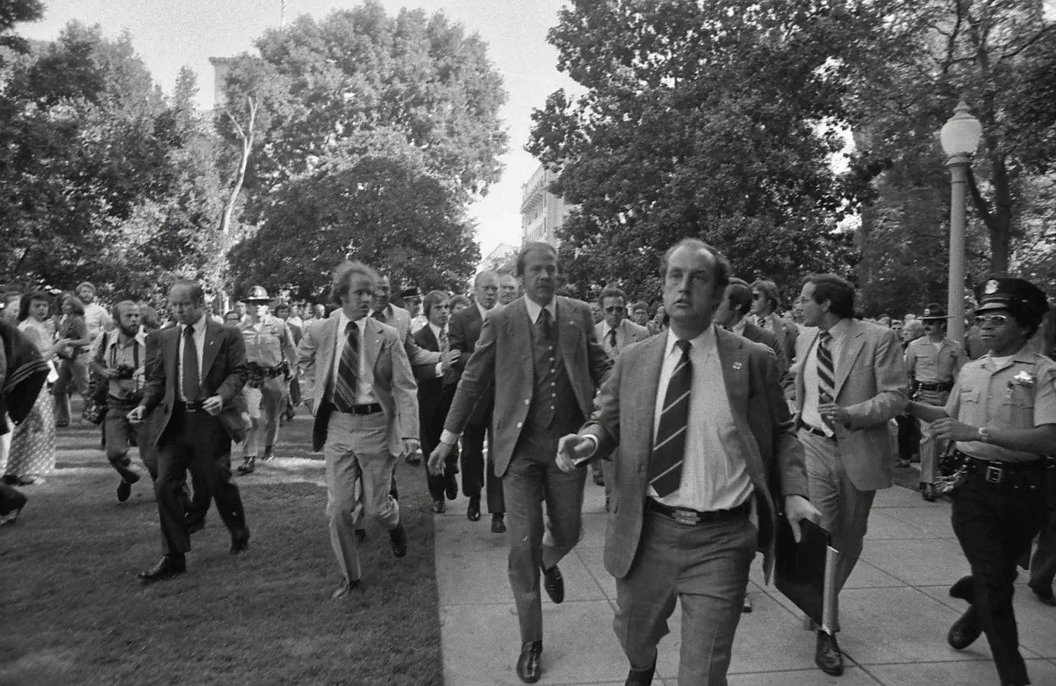 فورد أثناء إجلائه بواسطة الخدمة السرية الأميركية من موقع محاولة اغتياله عام 1975 في ساكرامنتو بكاليفورنيا (ويكيبيديا)