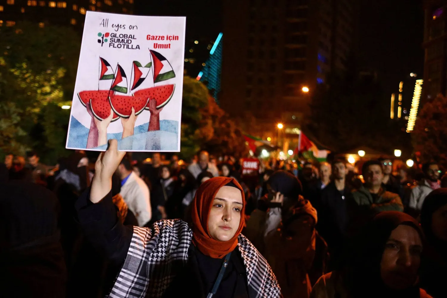 مظاهرة احتجاجية في إسطنبول ضد الهجوم الإسرائيلي على «أسطول الصمود» لدى توجهه بحراً إلى غزة في مايو الماضي (إعلام تركي)