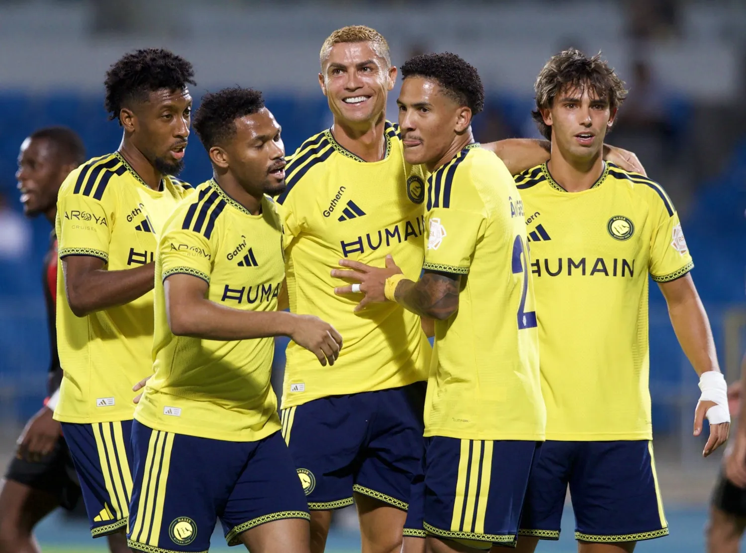 لاعبو النصر يهنئون رونالدو بالهدف (تصوير: نايف العتيبي)