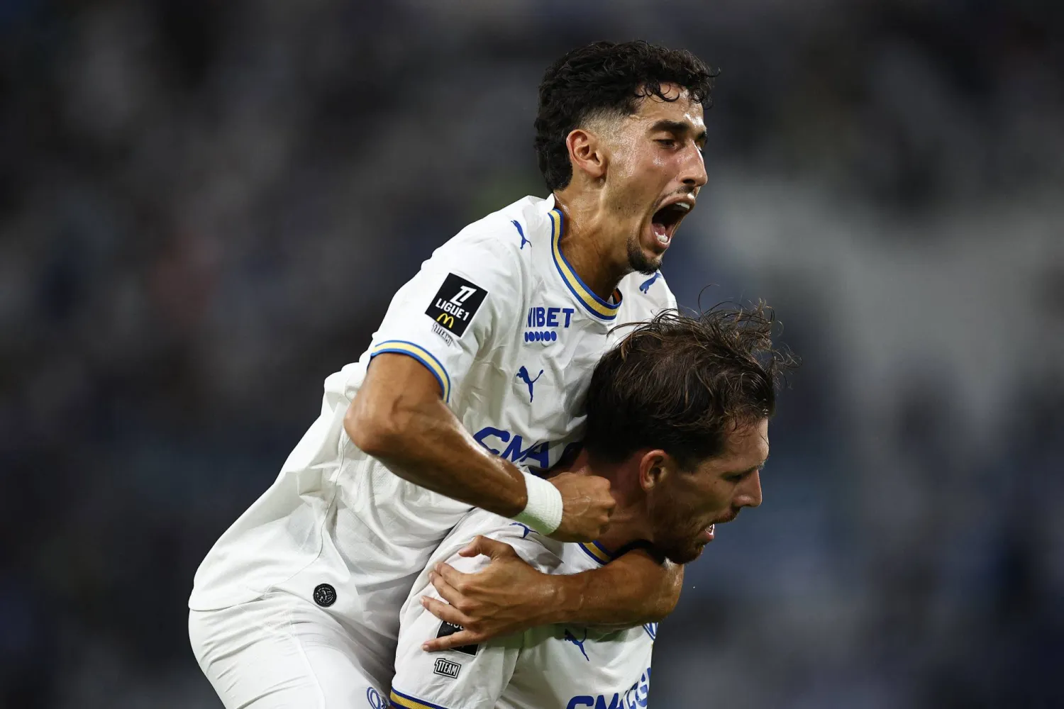 بيير إميل لاعب أولمبيك مرسيليا يحتفل بعد تسجيل هدفه الرابع مع زميله نايف أكرد (رويترز)