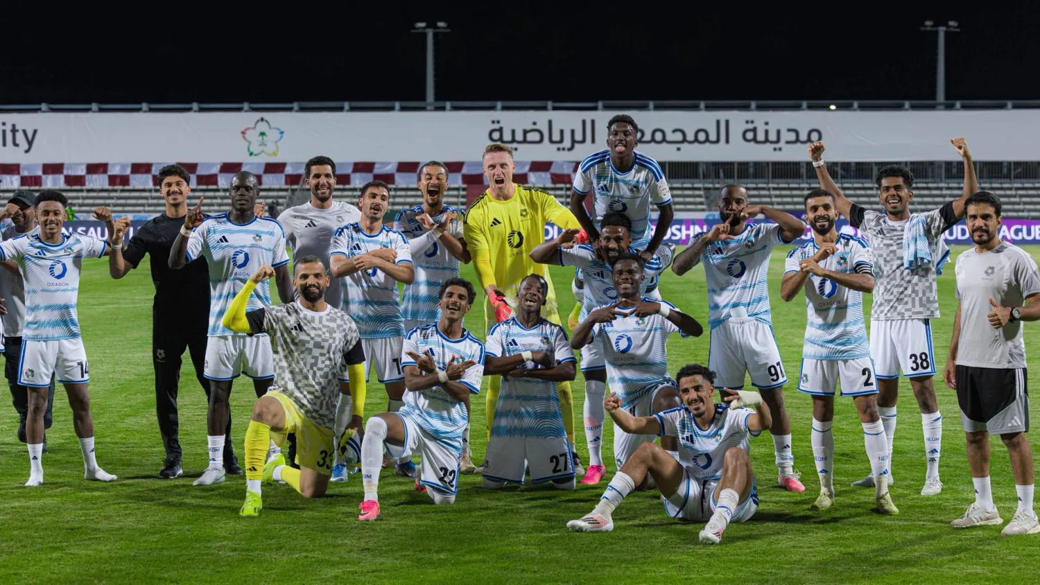 لاعبو نيوم يحتفلون بالفوز على الفيصلي (موقع النادي)