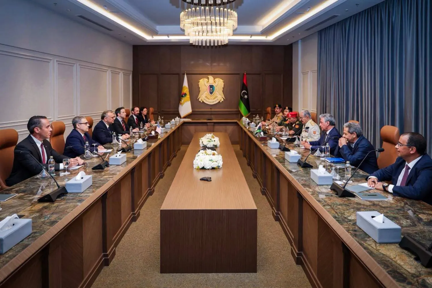حفتر خلال استقباله بولس في بنغازي (وكالة الأنباء الليبية)