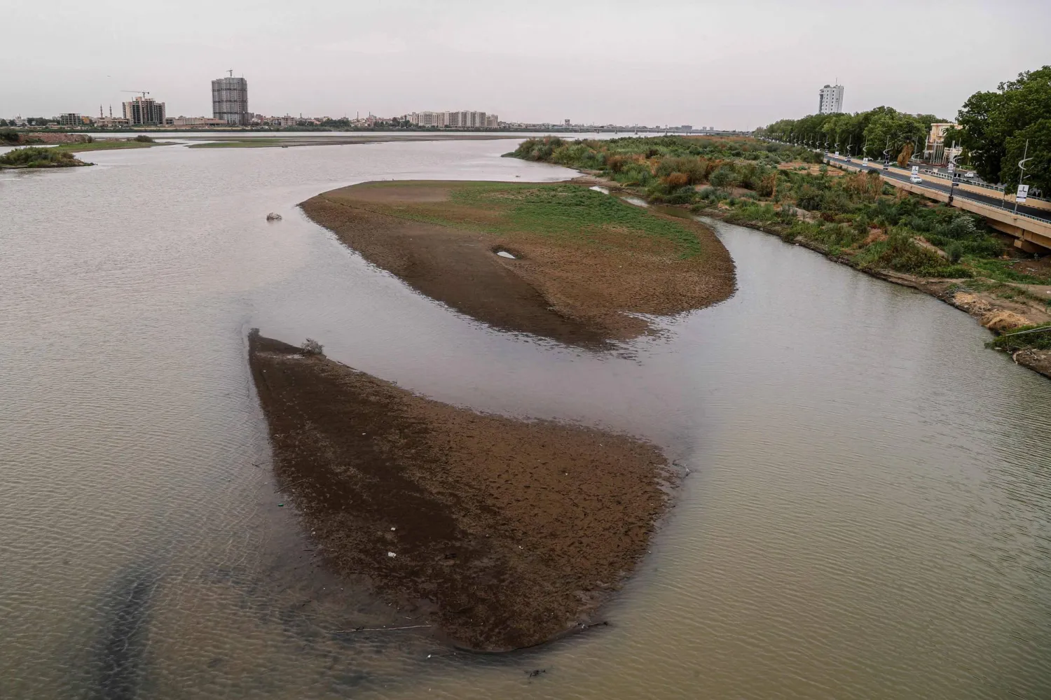 A photograph shows the exposed riverbed of the Blue Nile in Khartoum on July 27, 2026. (AFP)