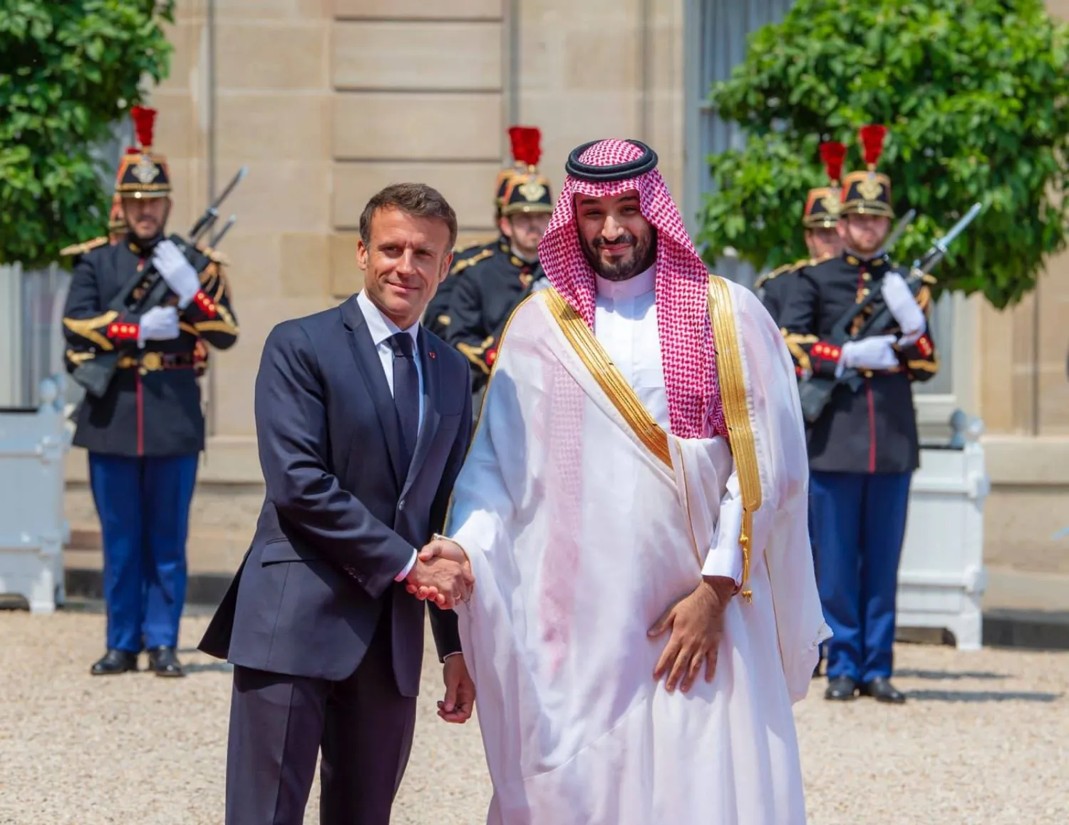 الرئيس الفرنسي مستقبلاً ولي العهد السعودي في قصر الإليزيه بالعاصمة باريس - 16 يونيو 2023 (واس)