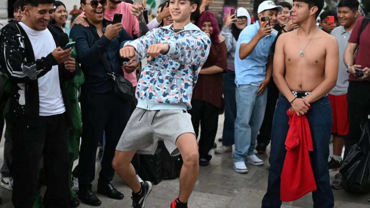 A young Mexican gestures towards his opponent in an "aura battle" replete with social media memes in Mexico City on August 20, 2026. Yuri CORTEZ / AFP
