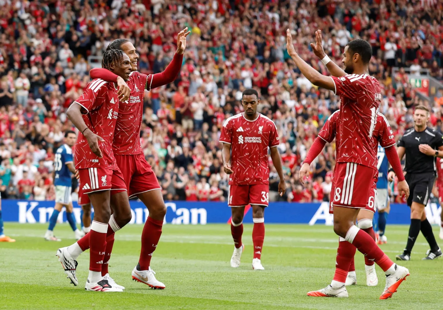 لاعب ليفربول جيريمي جاكيه يحتفل بتسجيل الهدف الأول لفريقه مع زميليه الهولنديين فيرجيل فان دايك وكودي خاكبو (رويترز)