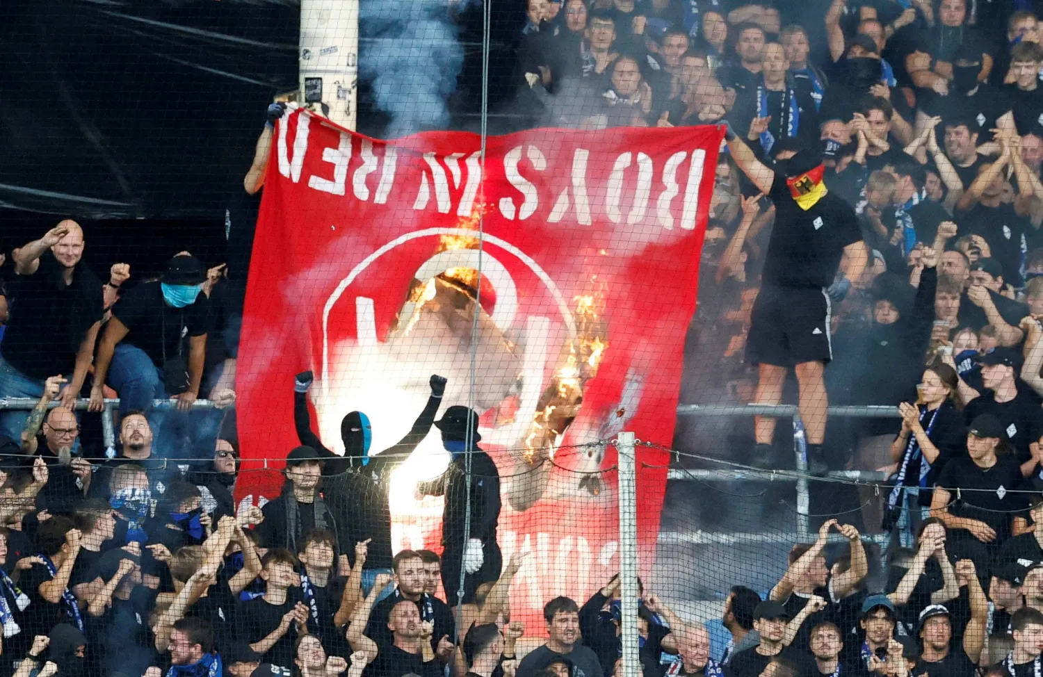 جماهير فالدهوف مانهايم تحرق قمصاناً وأعلاماً لكايزرسلاوترن مقلوبة رأساً على عقب في المدرجات (رويترز)