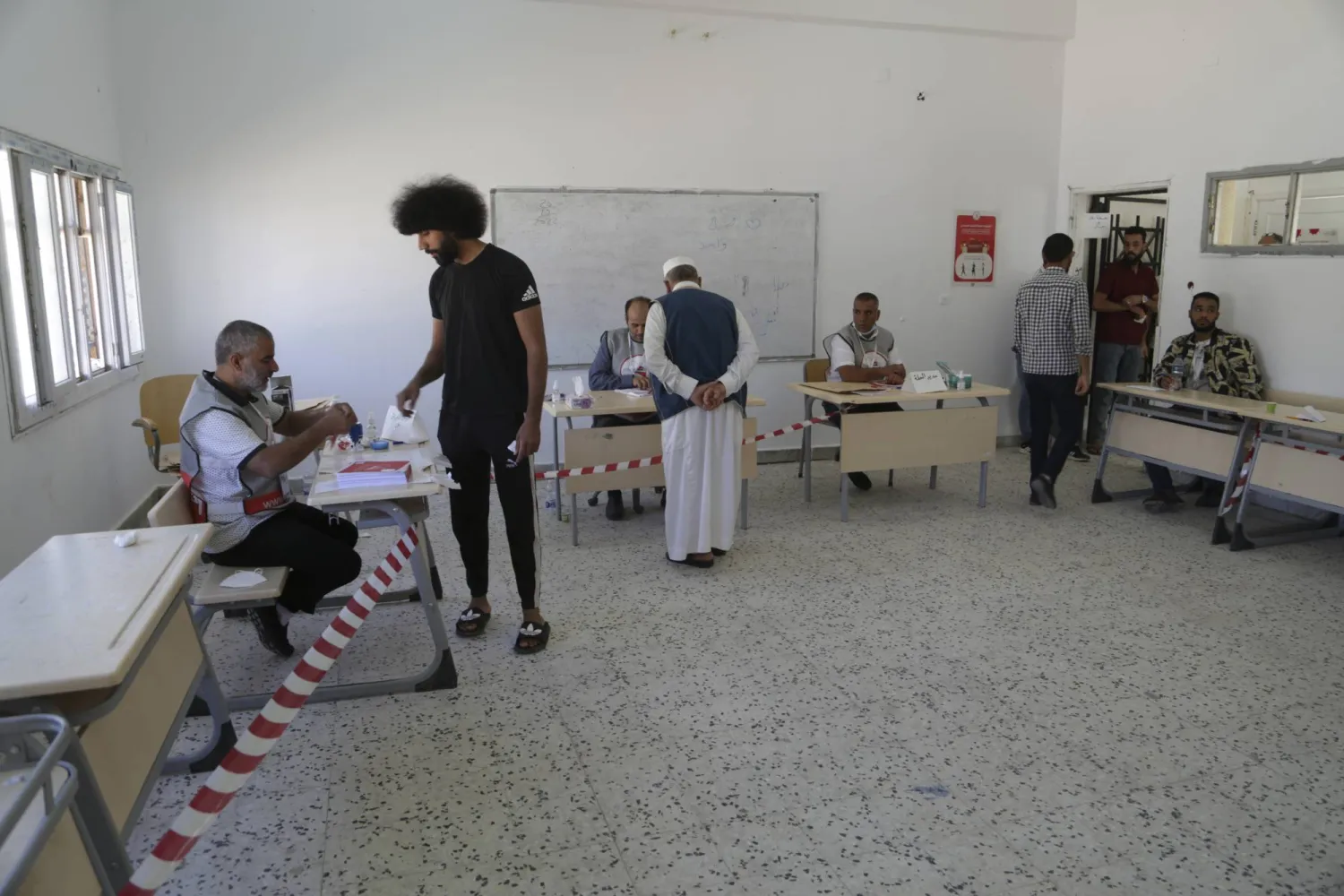 شبان ليبيون خلال مشاركتهم في الانتخابات البلدية بترهونة (أ.ب) 