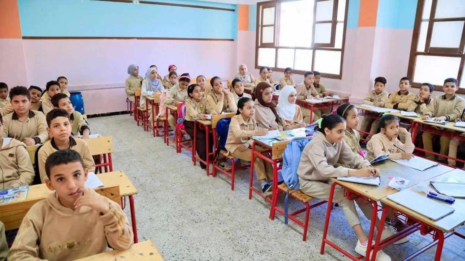 طلاب بإحدى المدارس الابتدائية بمحافظة الفيوم (صفحة وزارة التربية والتعليم المصرية على «فيسبوك»)