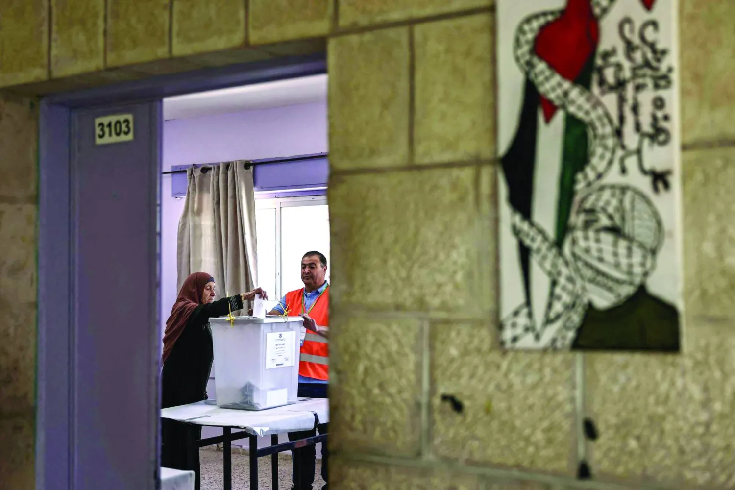 فلسطينية تدلي بصوتها في الانتخابات المحلية ببلدة بيرزيت الفلسطينية شمال رام الله بالضفة الغربية 25 أبريل 2026 (أ.ف.ب)