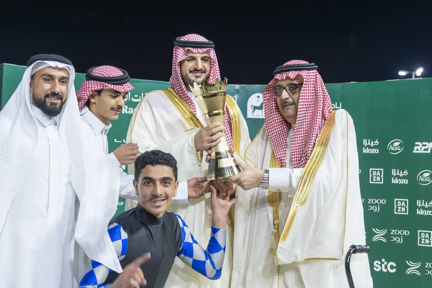 الأمير عبد العزيز بن أحمد خلال تتويج مربط عذبة بكأس إمارة مكة المكرمة (الشرق الأوسط)