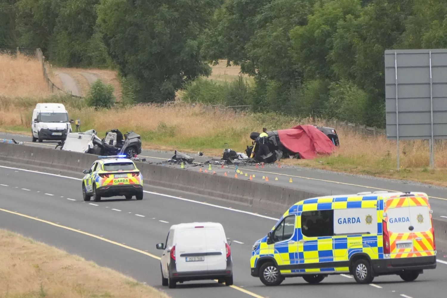 فرق الطوارئ في موقع حادث على طريق «إم 9» في مقاطعة كيلدير بآيرلندا بسبب سير في الاتجاه المعاكس (د.ب.أ)
