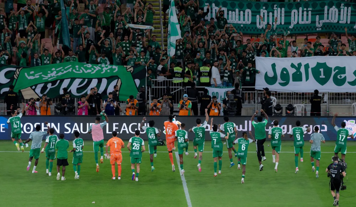 لاعبو الأهلي يحتفلون مع جماهيرهم بعد نهاية المباراة (موقع النادي)