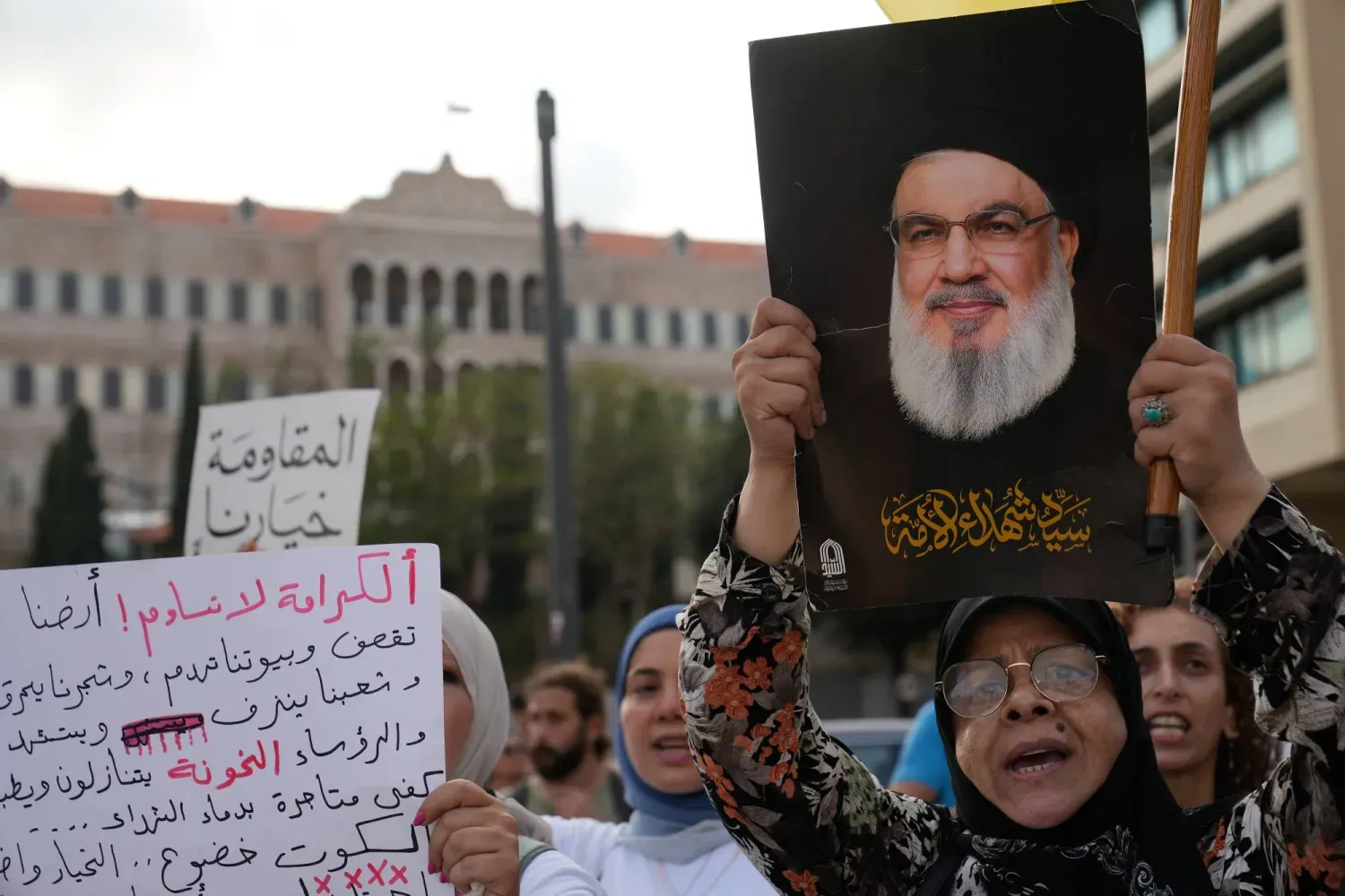 Lübnan’ın İsrail ile yürüttüğü müzakereleri protesto etmek amacıyla Hizbullah tarafından düzenlenen bir gösteride, eski Genel Sekreter Hasan Nasrallah’ın fotoğrafını havaya kaldıran bir kadın (AP)