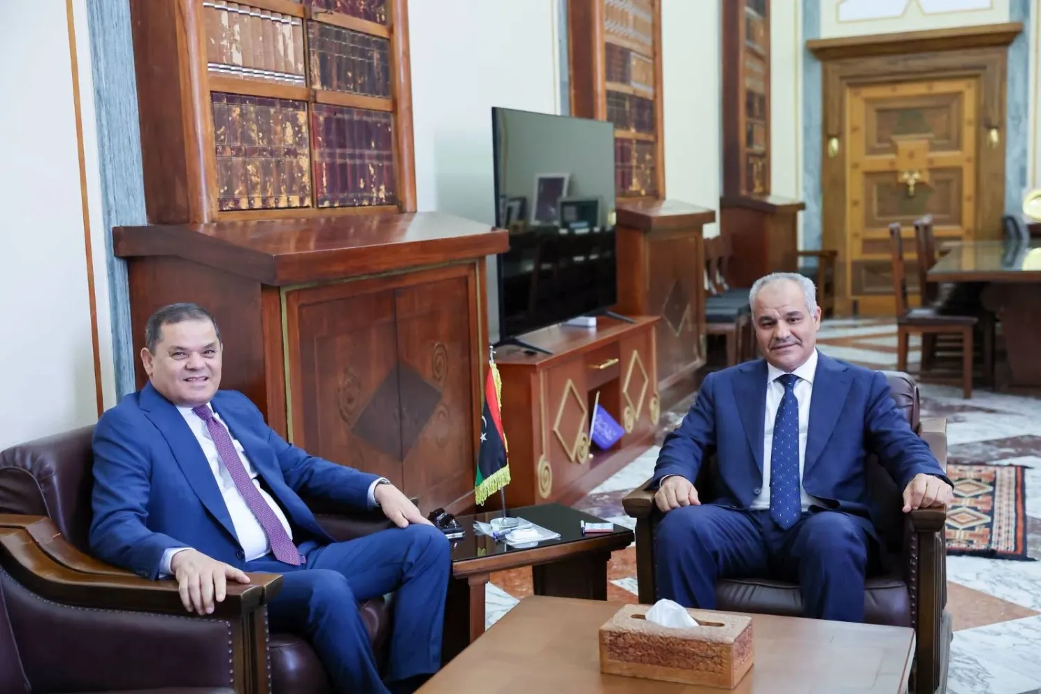 رئيس حكومة «الوحدة» الليبية عبد الحميد الدبيبة ومحافظ مصرف ليبيا المركزي ناجي عيسى يوم الأحد (مكتب الدبيبة)