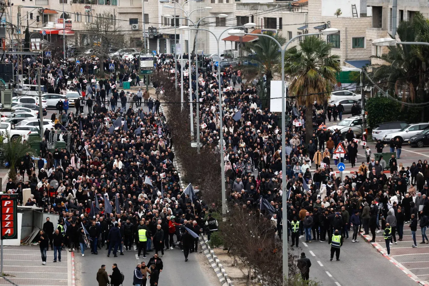 Arap beldelerinde yaygınlaşan suçlara karşı protesto etmek amacıyla İsrail'in kuzeyindeki Sahnin'de gösteri düzenleyen Arap vatandaşlar, Ocak 2026 (Reuters)